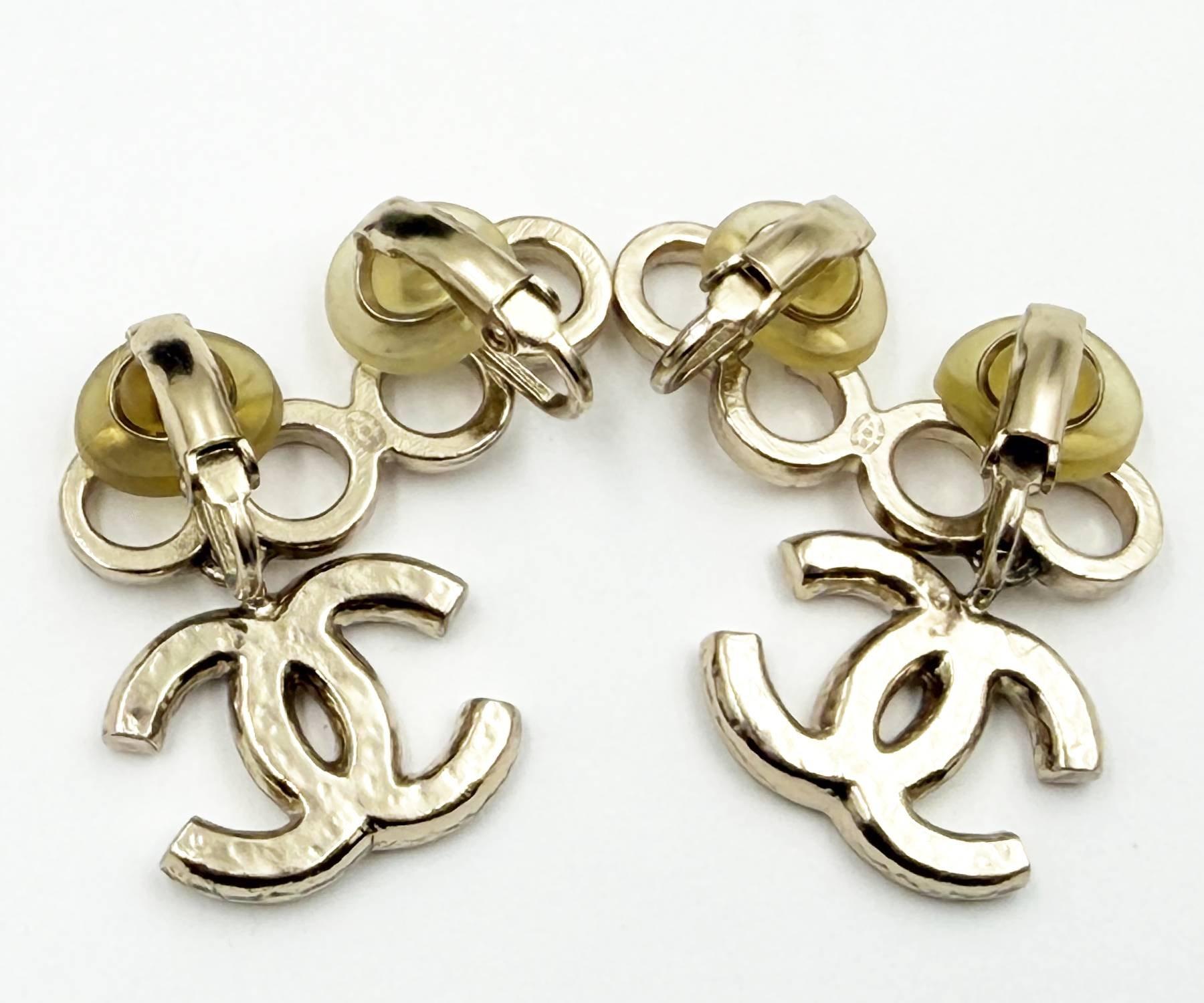 Boucles d'oreilles à clip en or de Chanel avec perles CoCo CC en vente 1