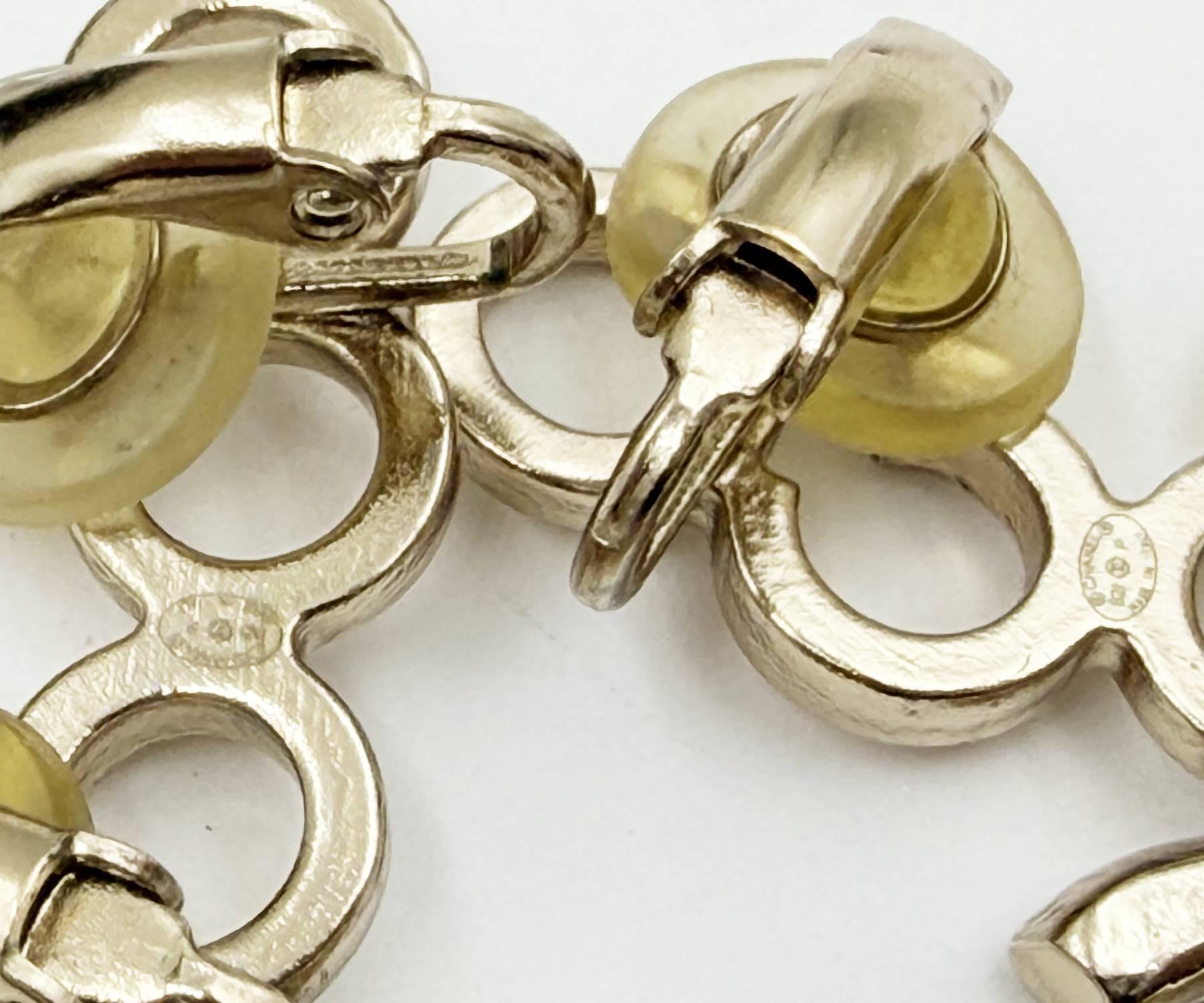 Boucles d'oreilles à clip en or de Chanel avec perles CoCo CC en vente 2