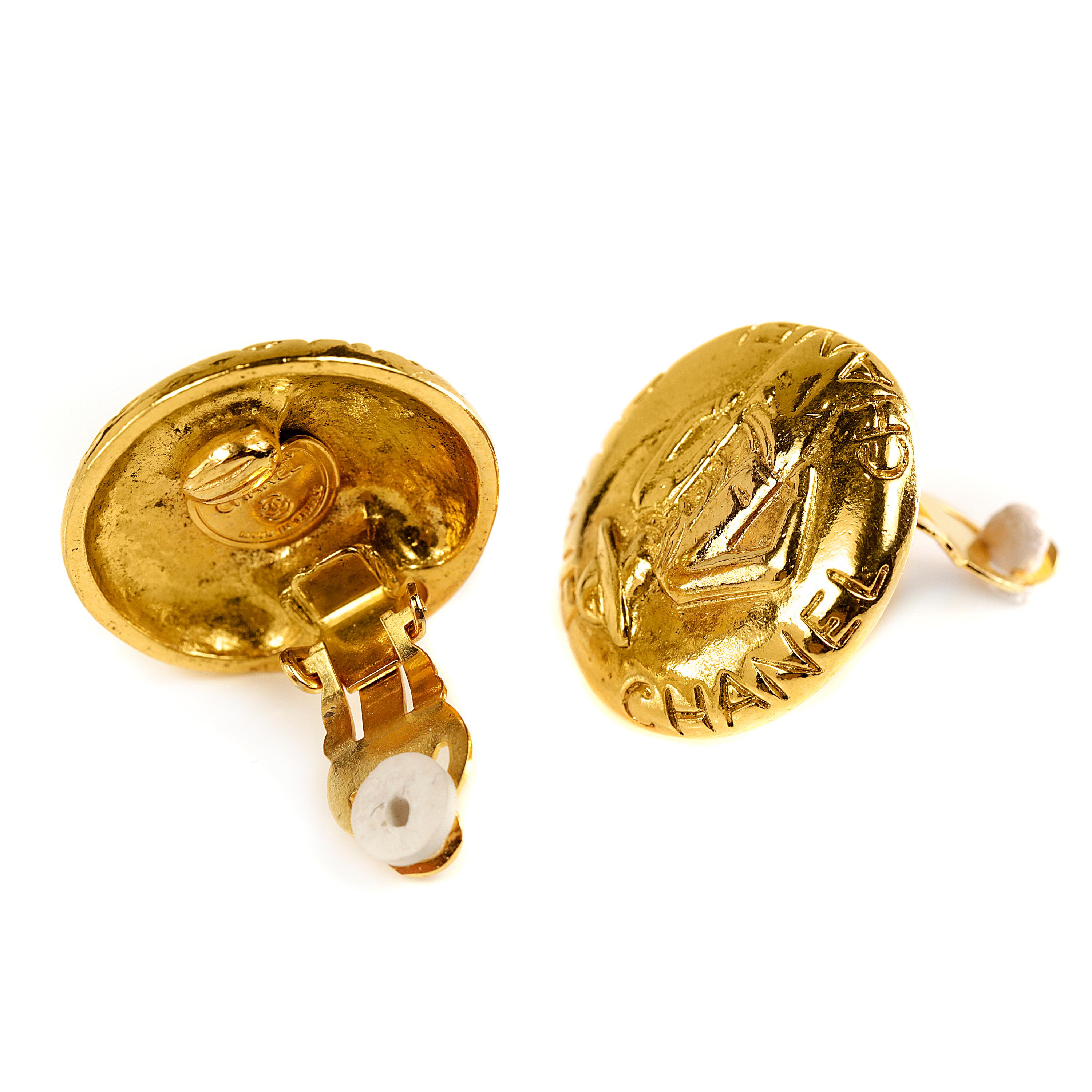 These authentic Chanel Gold Coco Round Earrings are in excellent vintage condition from the late 1970's- early 1980's.    Circular gold button style earrings feature Coco’s elegant silhouette etched in the center.  Clip on style.  Made in France. 