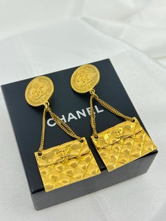 Chanel - Boucles d'oreilles pendantes avec rabat classique et pièces de monnaie en or