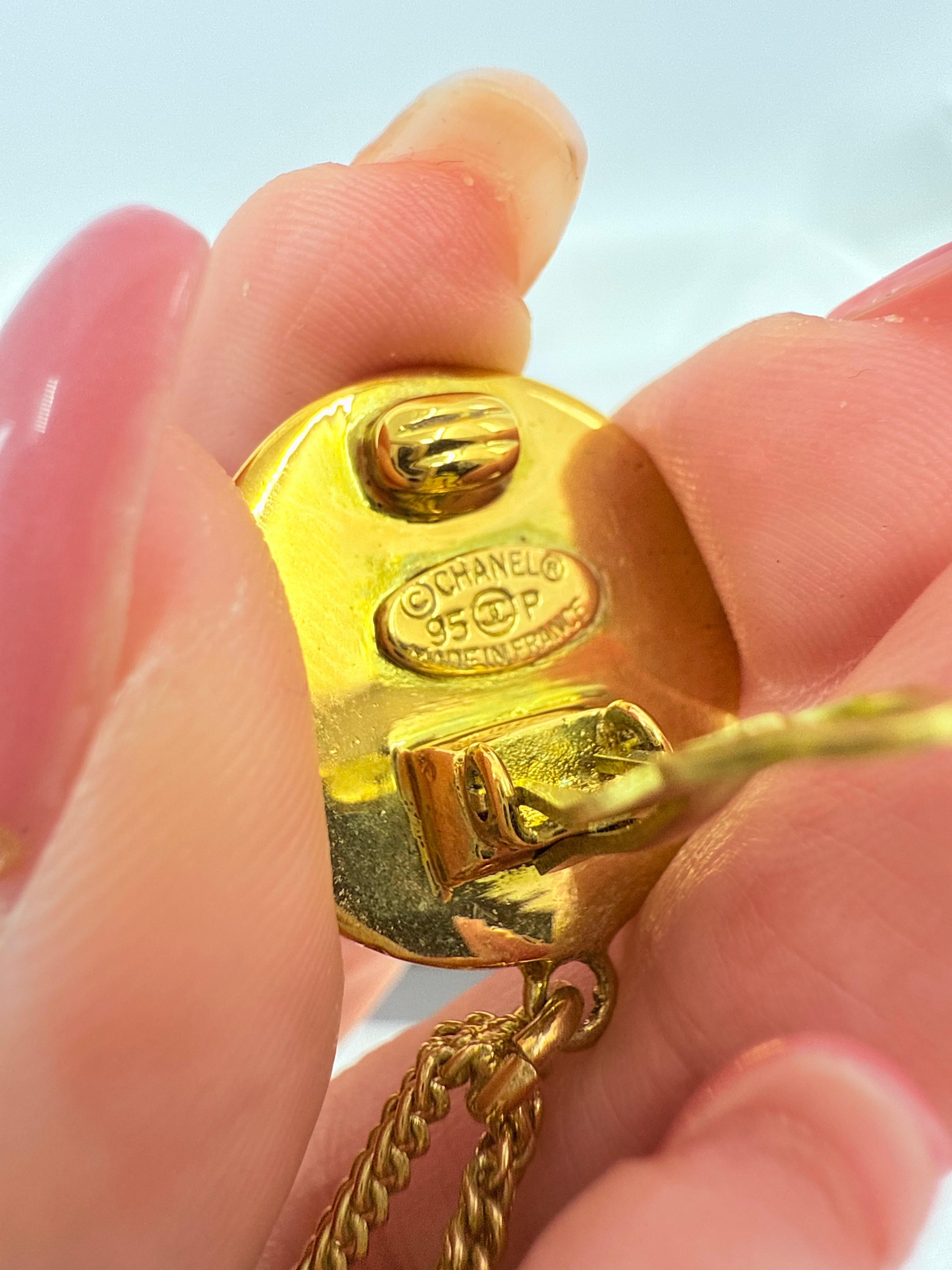 Chanel - Boucles d'oreilles pendantes avec rabat classique et pièces de monnaie en or Bon état - En vente à Bellevue, WA