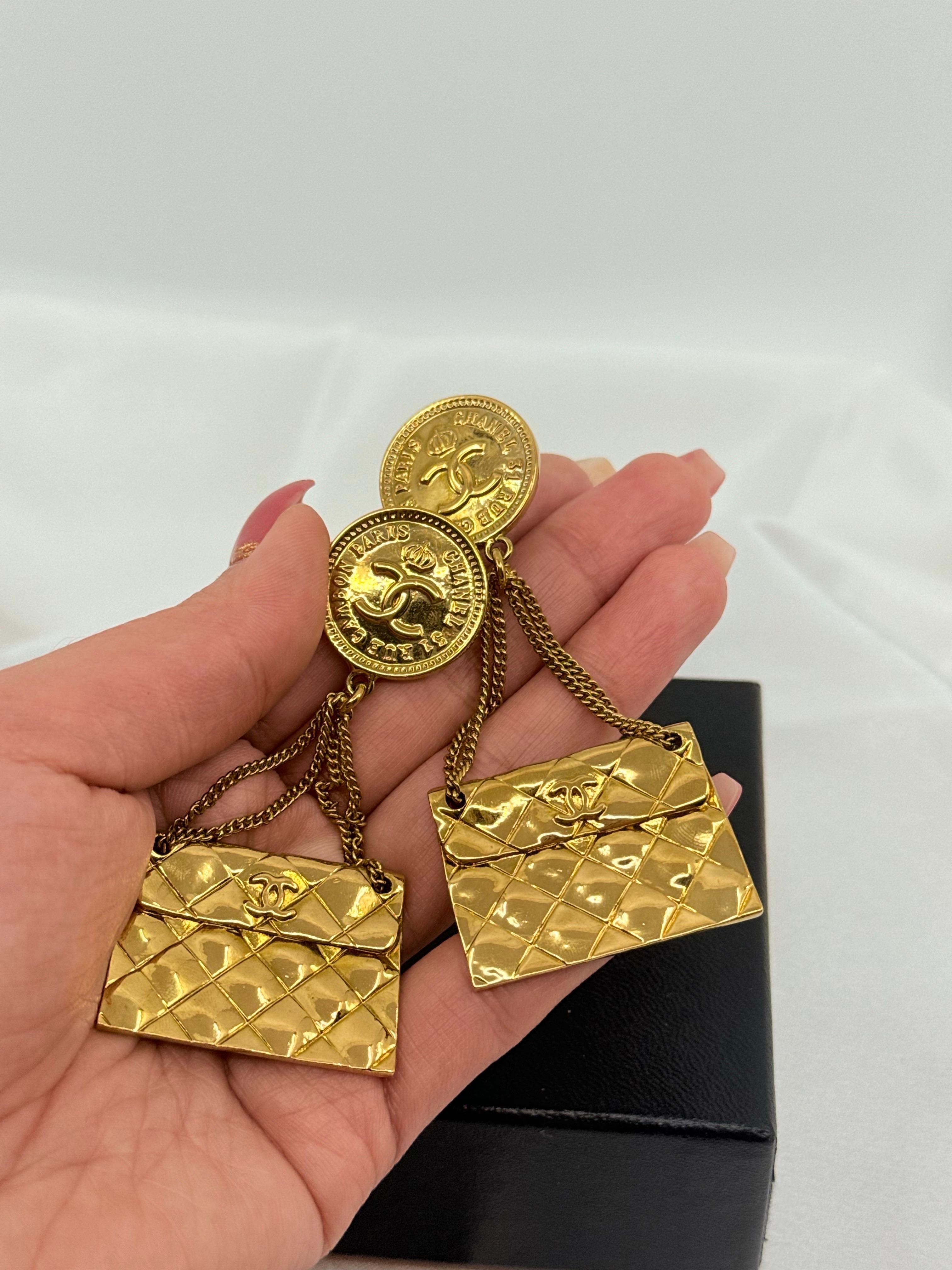 Chanel - Boucles d'oreilles pendantes avec rabat classique et pièces de monnaie en or Unisexe en vente