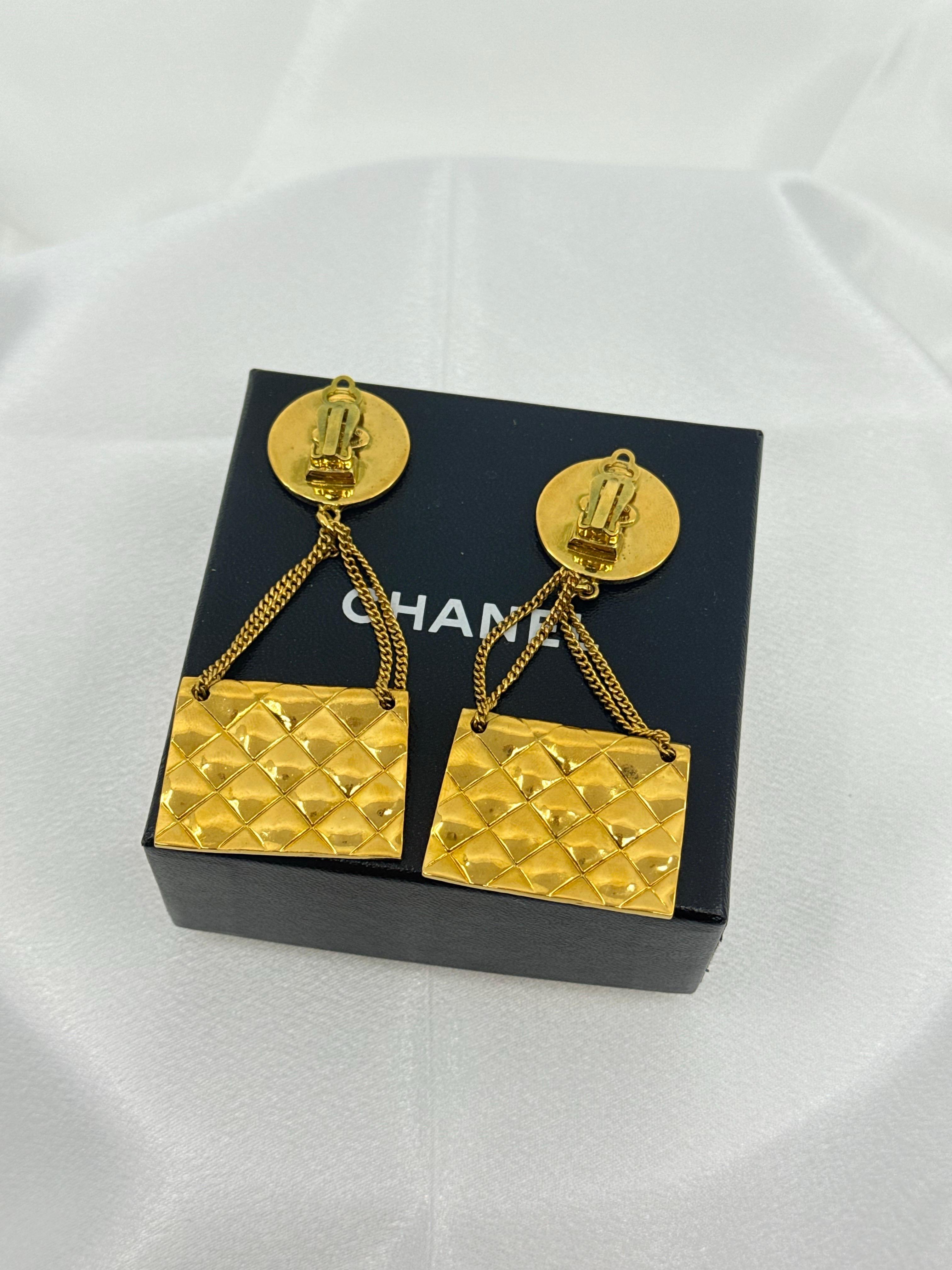 Chanel - Boucles d'oreilles pendantes avec rabat classique et pièces de monnaie en or en vente 1