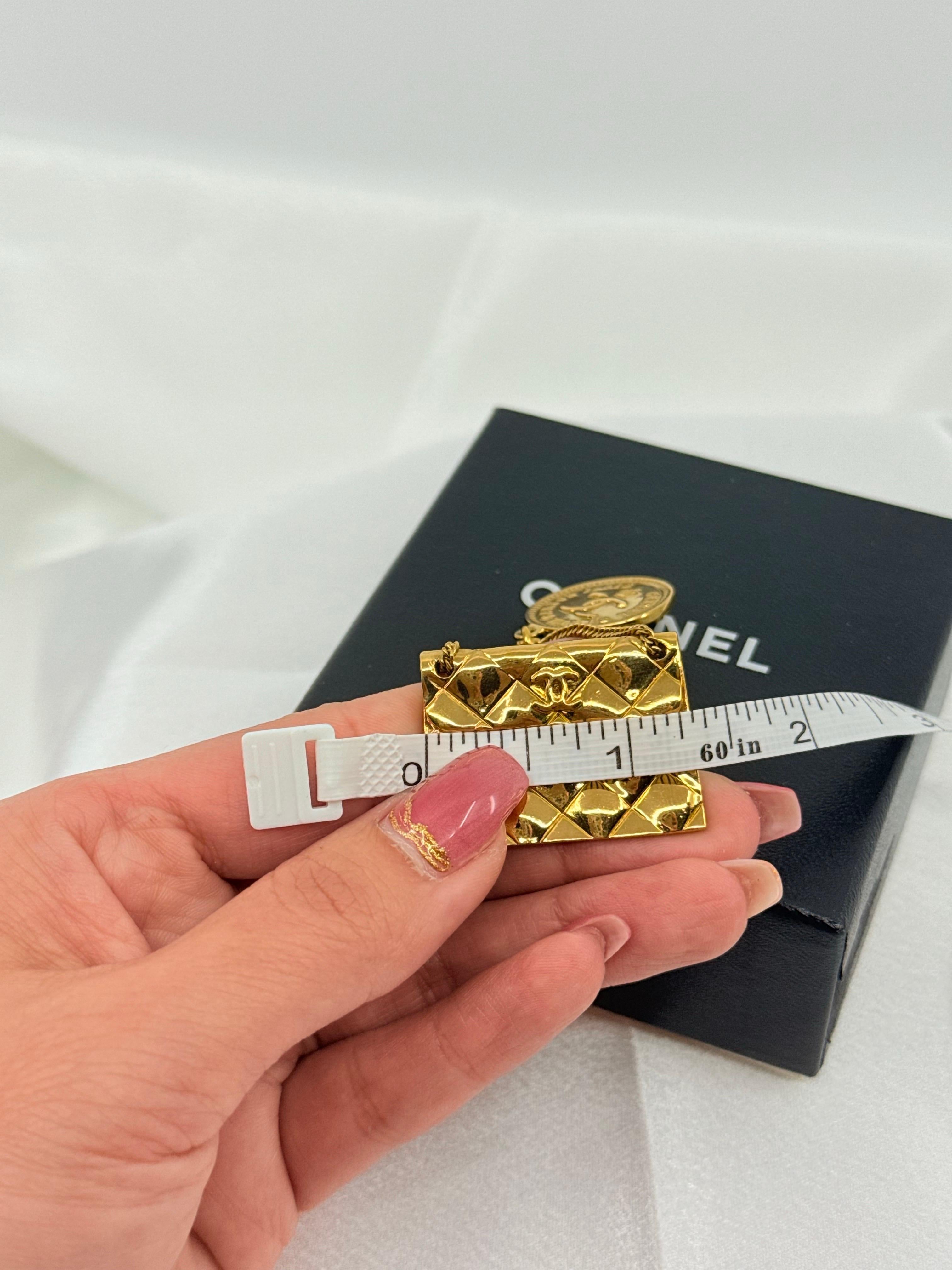 Chanel - Boucles d'oreilles pendantes avec rabat classique et pièces de monnaie en or en vente 2