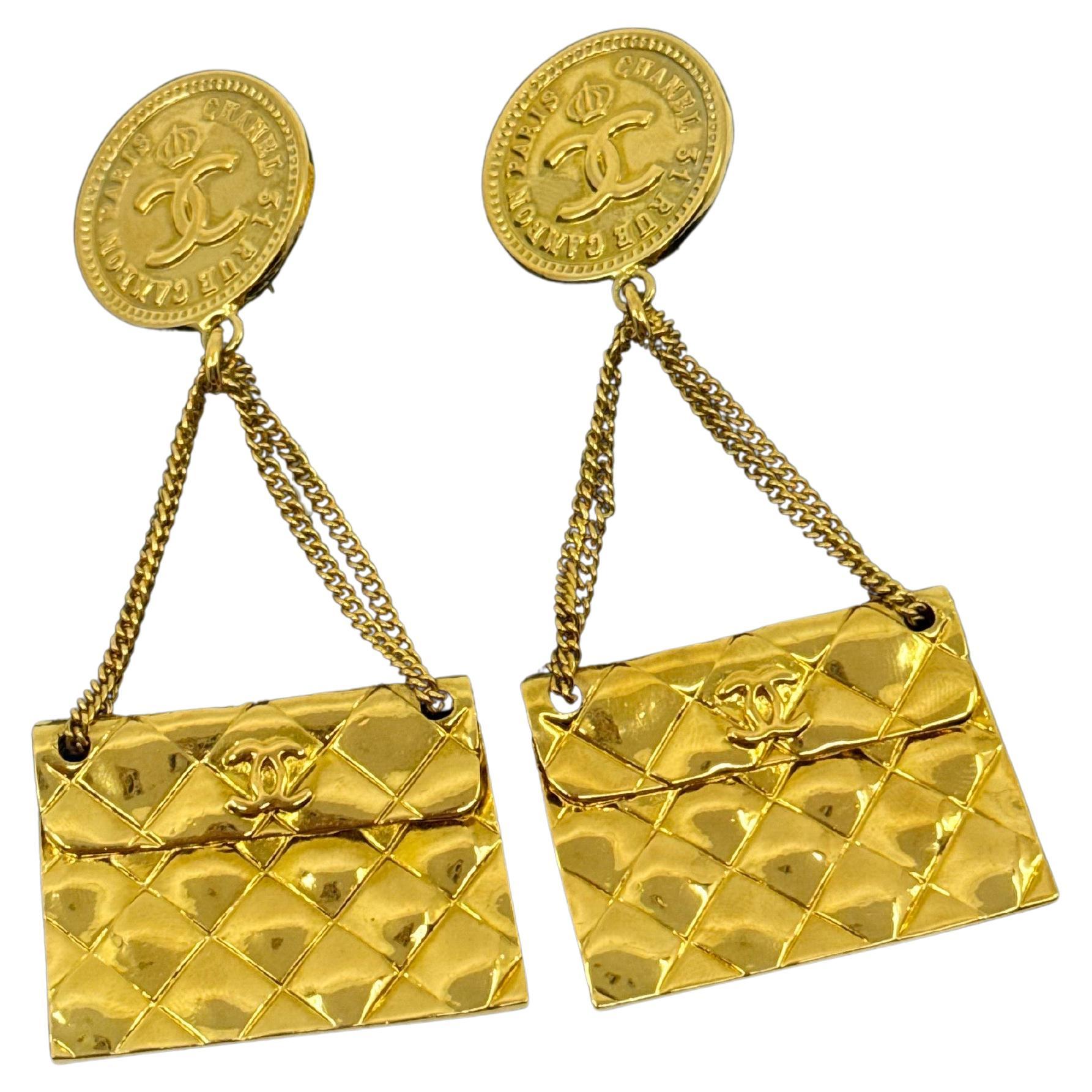 Chanel - Boucles d
oreilles pendantes avec rabat classique et pièces de monnaie en or
