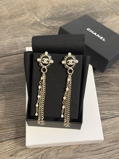 Boucles d'oreilles pendantes Chanel « CC » en cristal doré et chaîne de perles