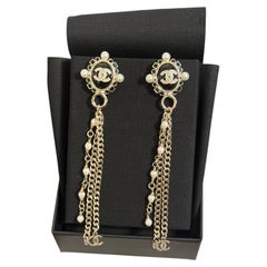 Boucles d'oreilles pendantes Chanel « CC » en cristal doré et chaîne de perles