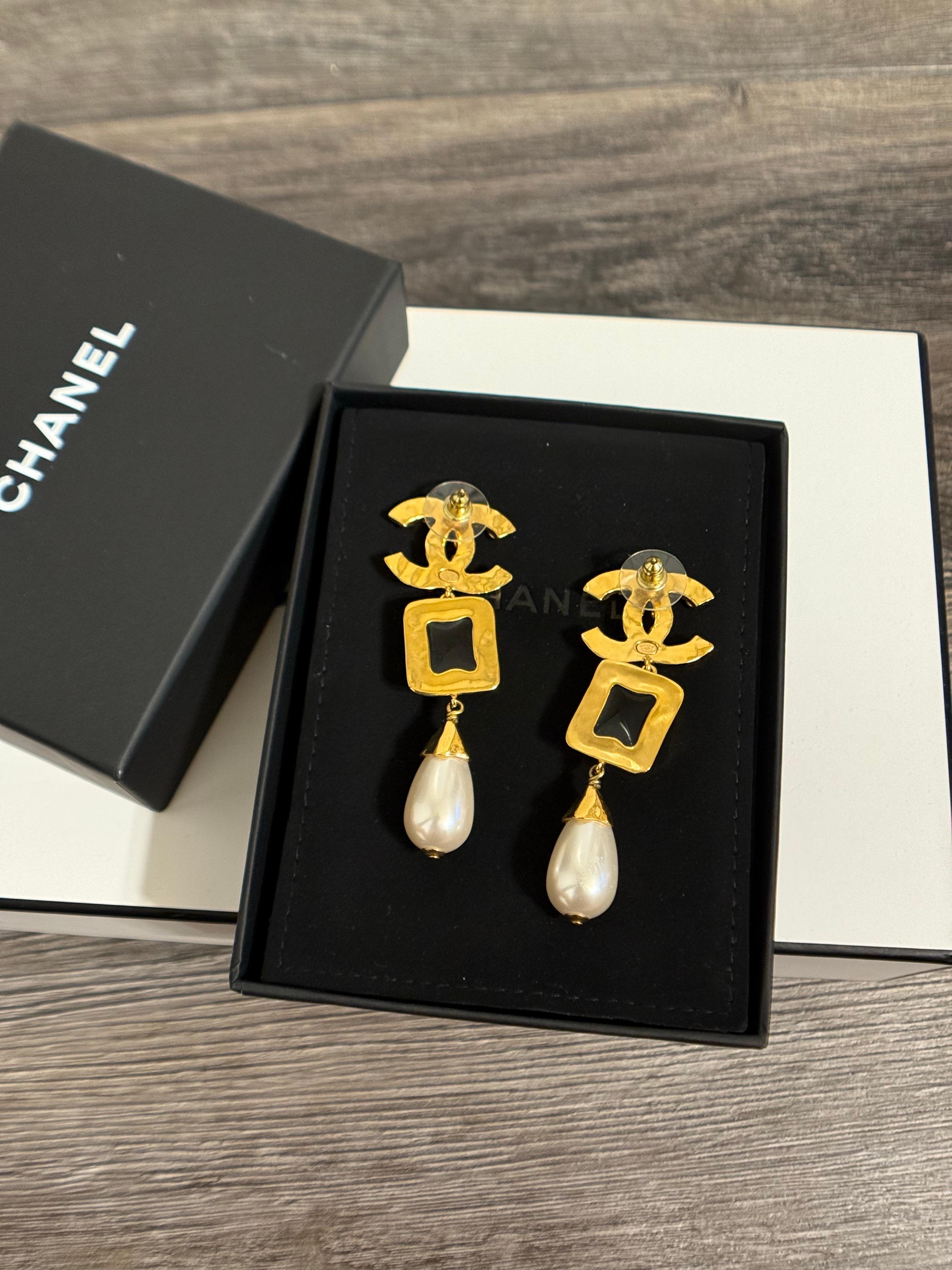 Orecchini a pendente con perle smaltate nere e cristalli d'oro Chanel in vendita 6