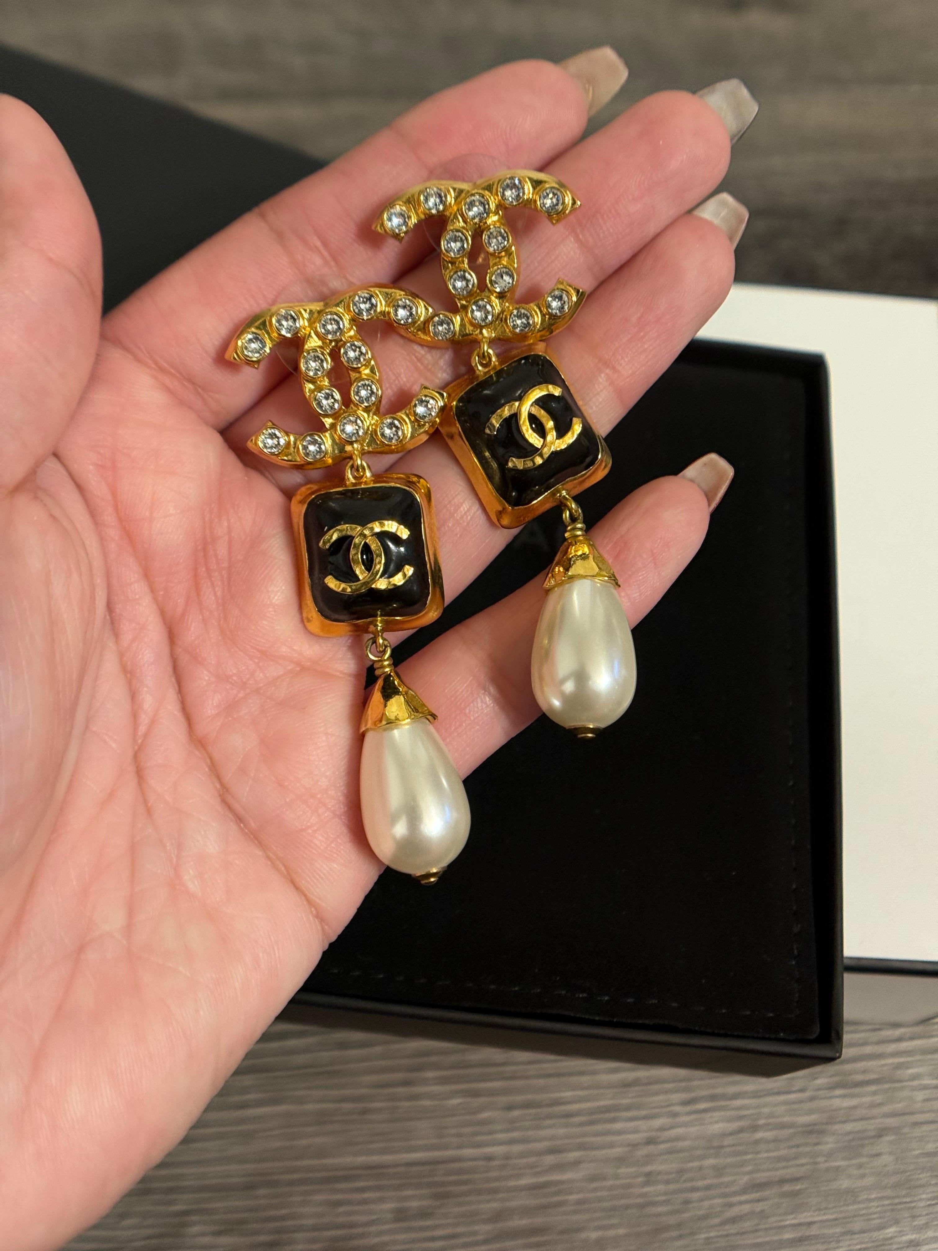 Orecchini a pendente con perle smaltate nere e cristalli d'oro Chanel in vendita 7