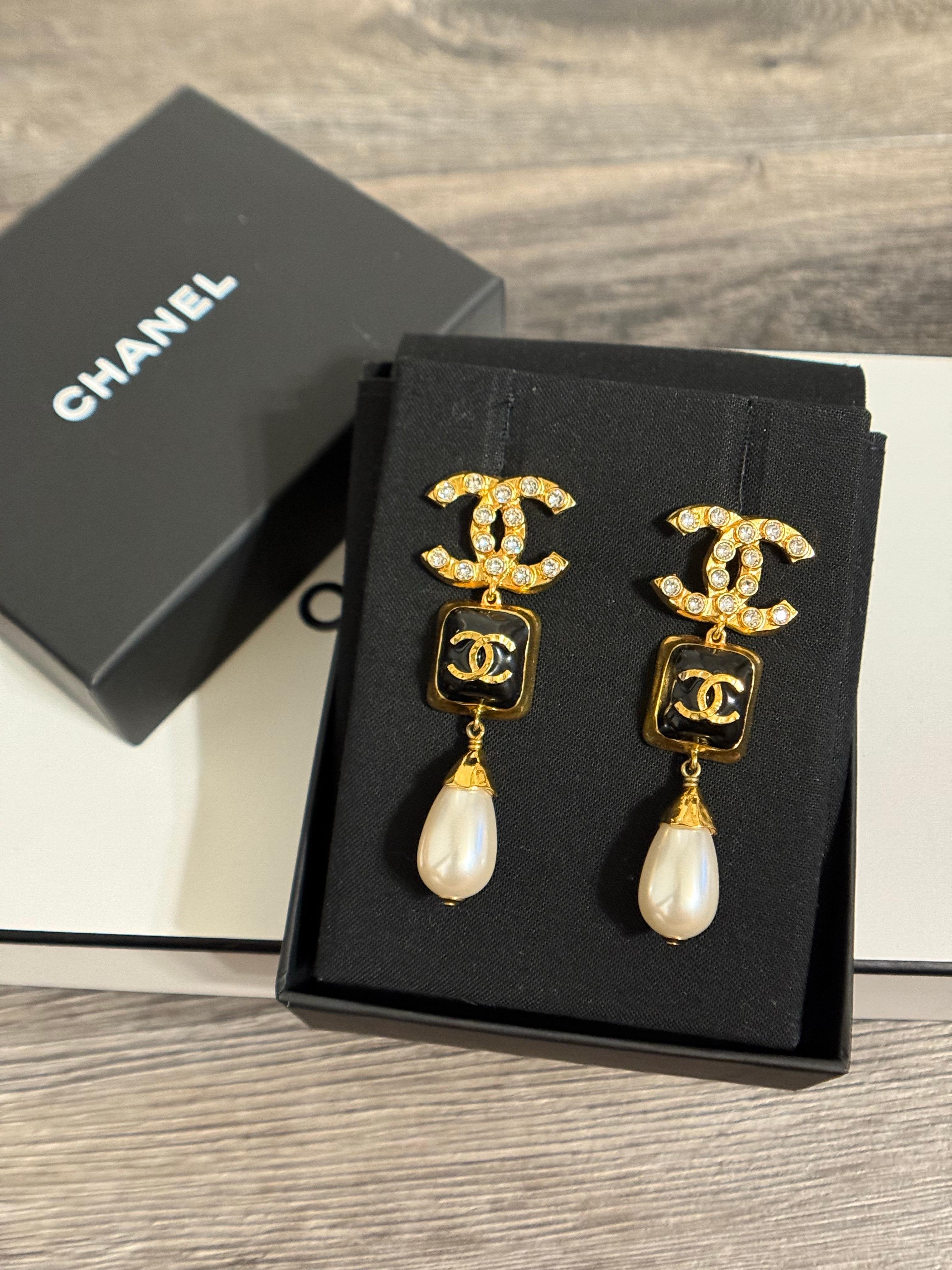 Orecchini a pendente con perle smaltate nere e cristalli d'oro Chanel in vendita 8