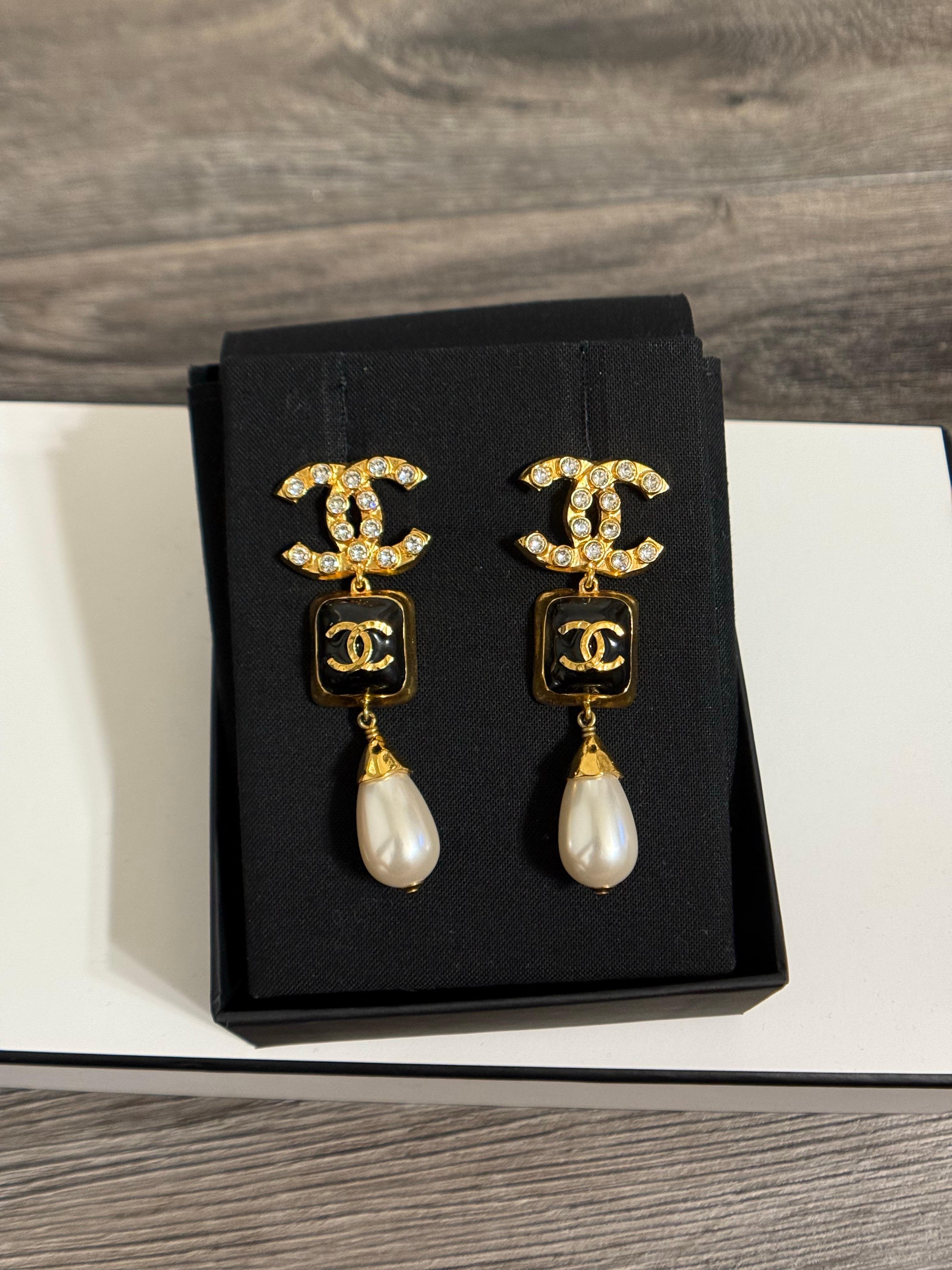 DETTAGLI:
Marchio di garanzia: CHANEL
Prodotto in Francia
Collection'S del 2023
Gli orecchini sono in buone condizioni e presentano un'usura minima.
Viene fornito con scatola e custodia

INFORMAZIONI IMPORTANTI:
Questo articolo è un pezzo usato e