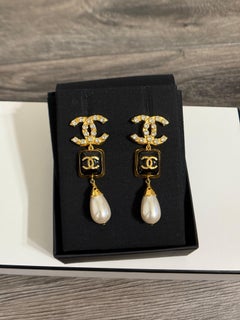 CHANEL Gold Kristall CC Schwarz Emaille Perlenhänger Statement-Ohrringe