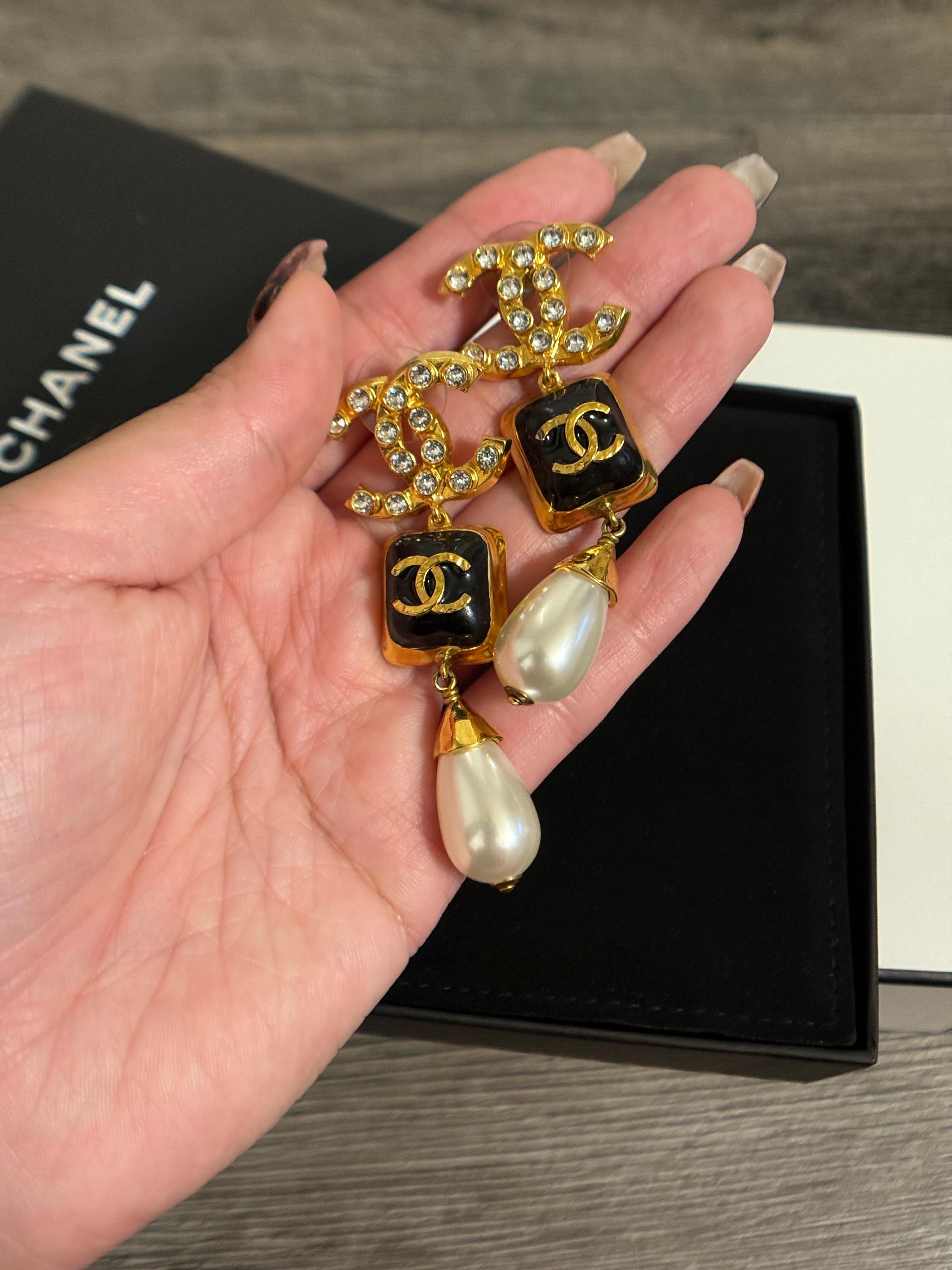 Orecchini a pendente con perle smaltate nere e cristalli d'oro Chanel In condizioni buone in vendita a Bellevue, WA