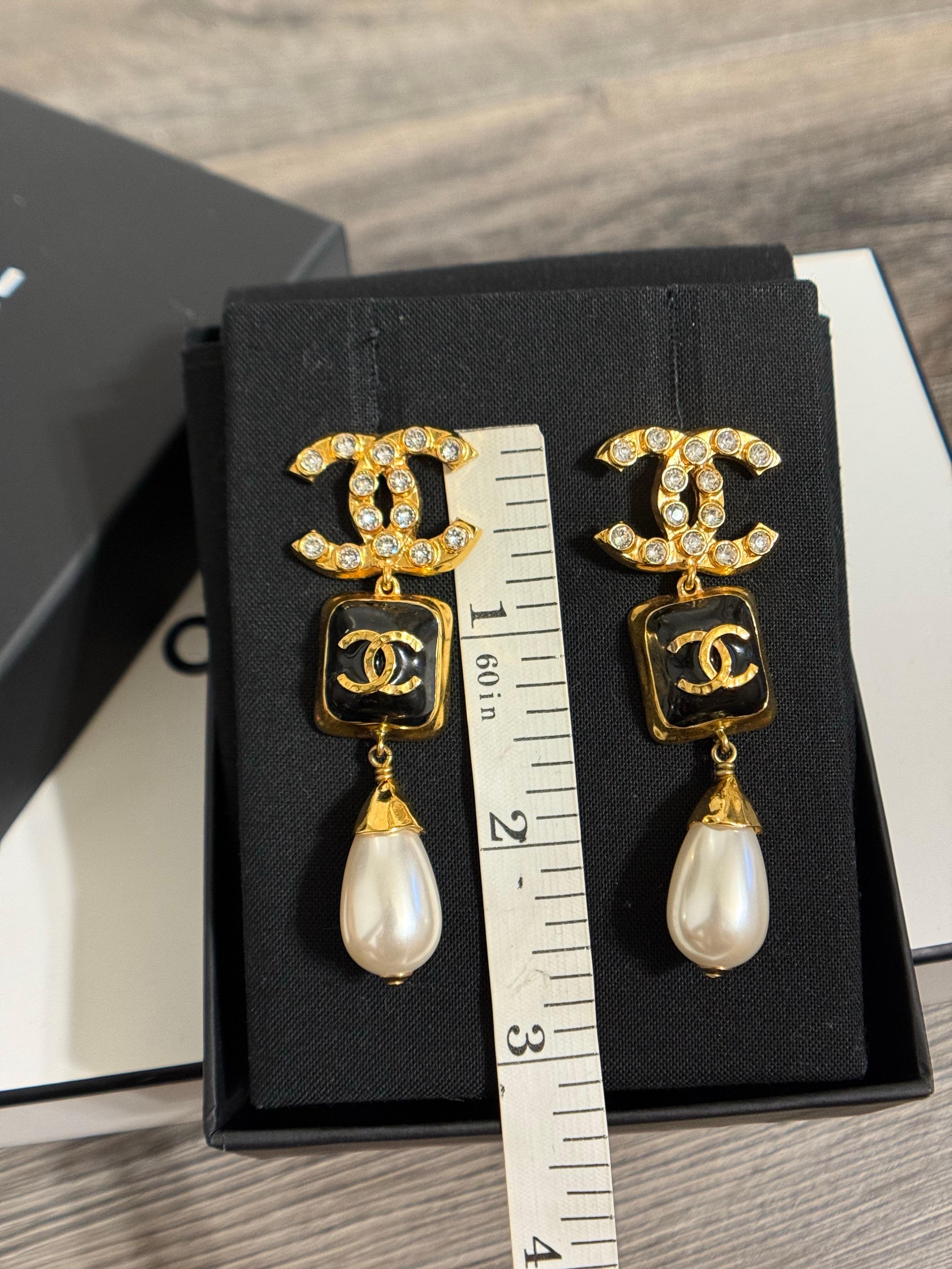 da uomo o donna Orecchini a pendente con perle smaltate nere e cristalli d'oro Chanel in vendita