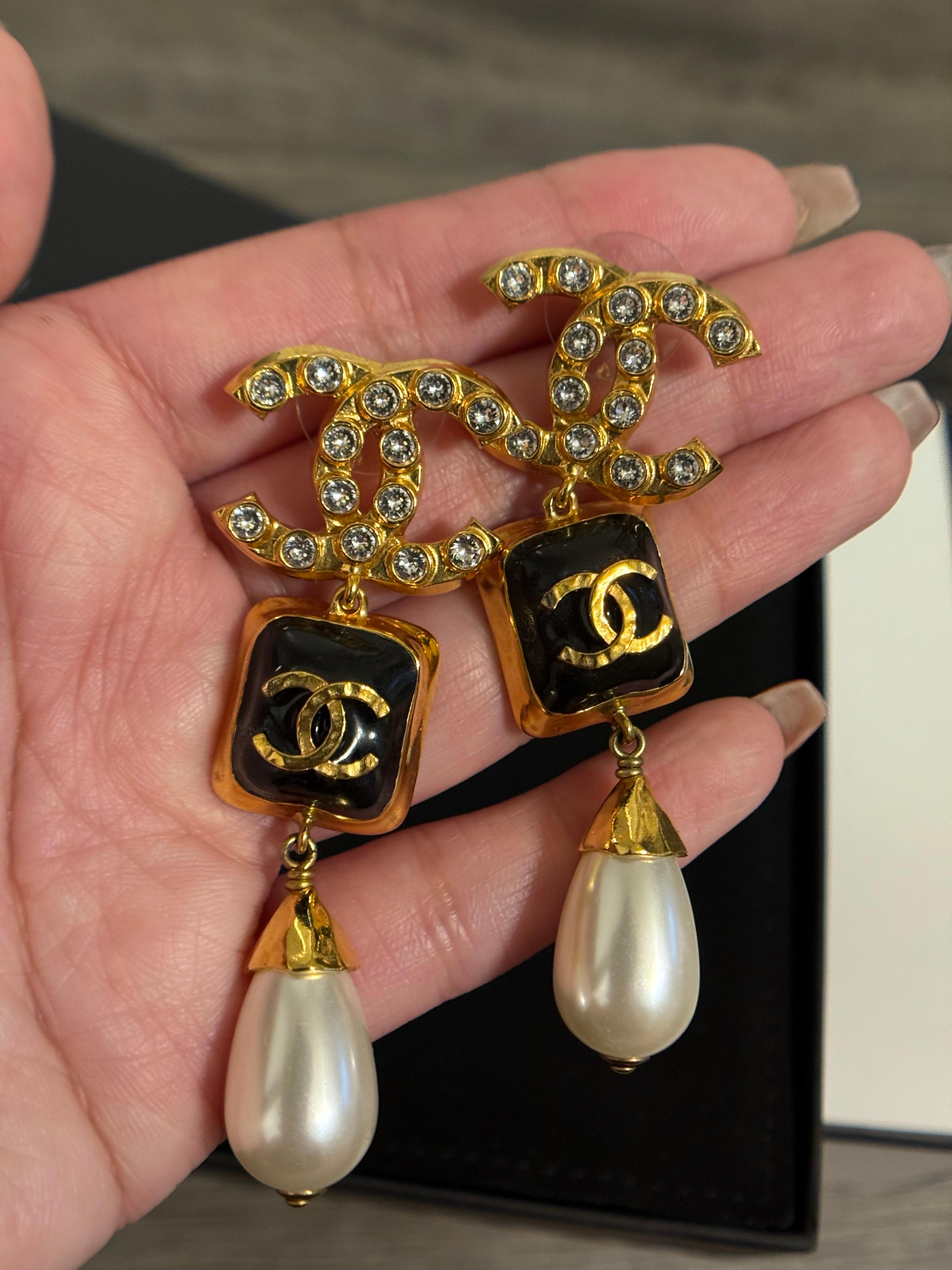 Orecchini a pendente con perle smaltate nere e cristalli d'oro Chanel in vendita 2
