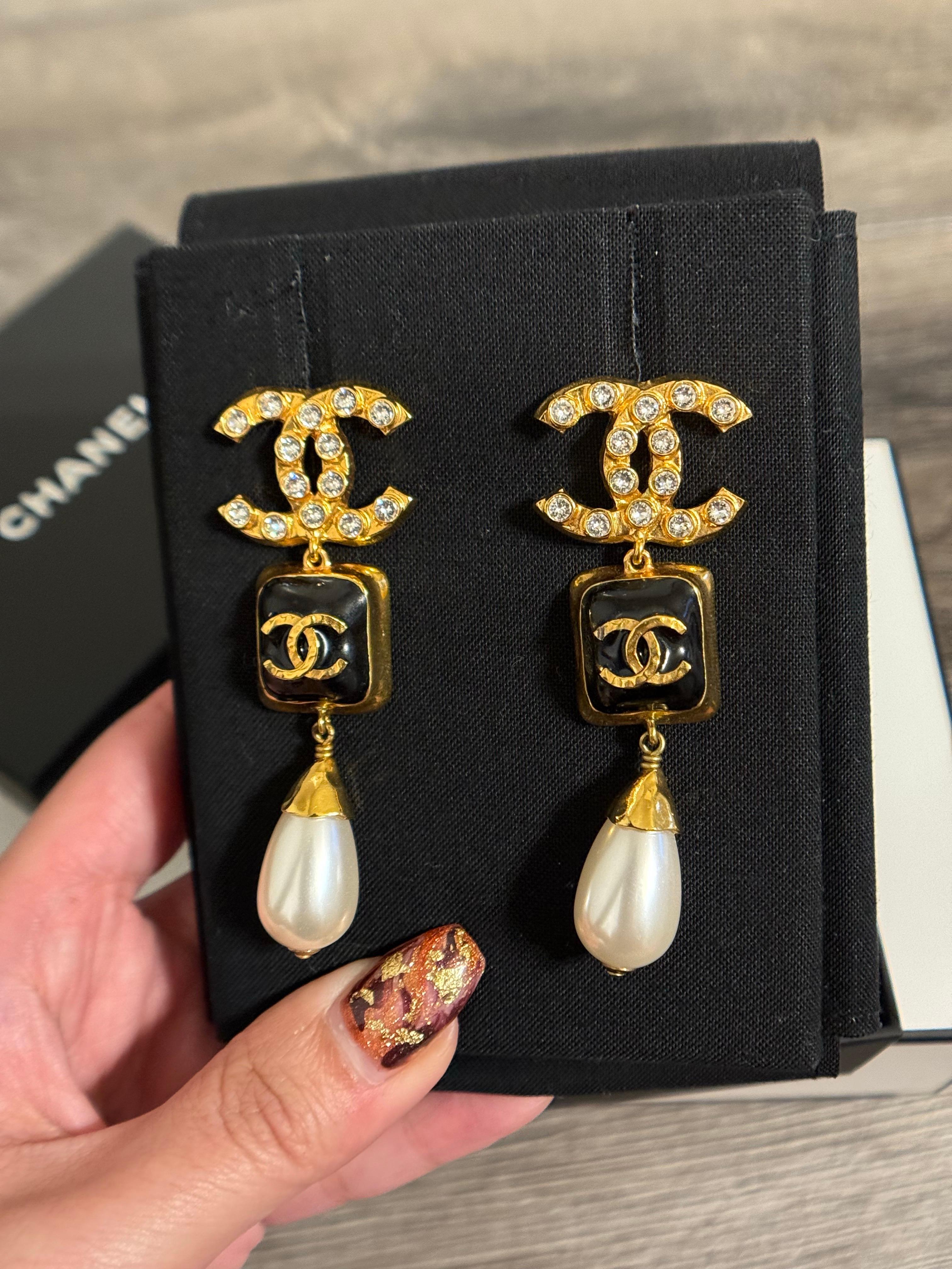 Orecchini a pendente con perle smaltate nere e cristalli d'oro Chanel in vendita 3