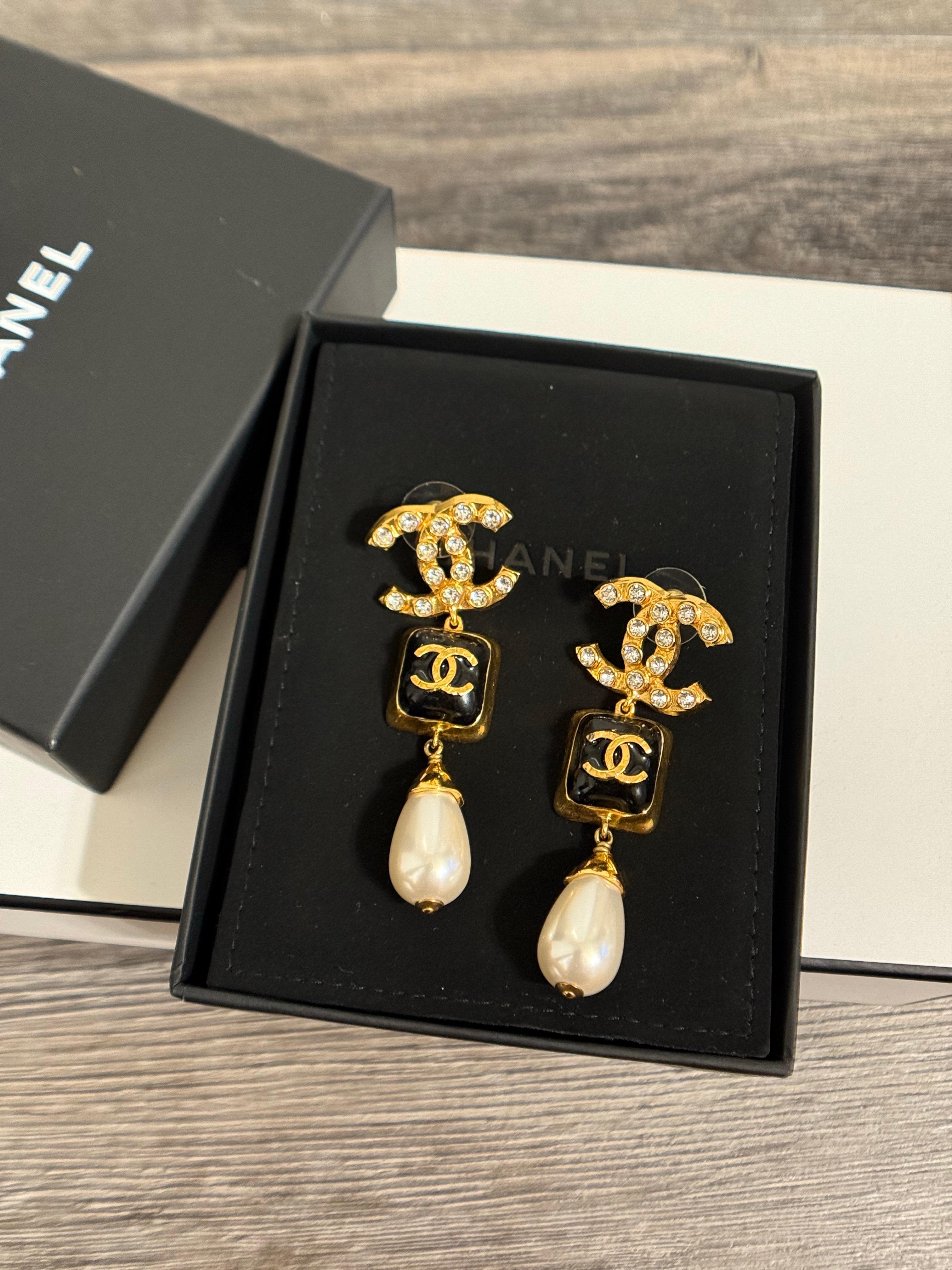 Orecchini a pendente con perle smaltate nere e cristalli d'oro Chanel in vendita 4