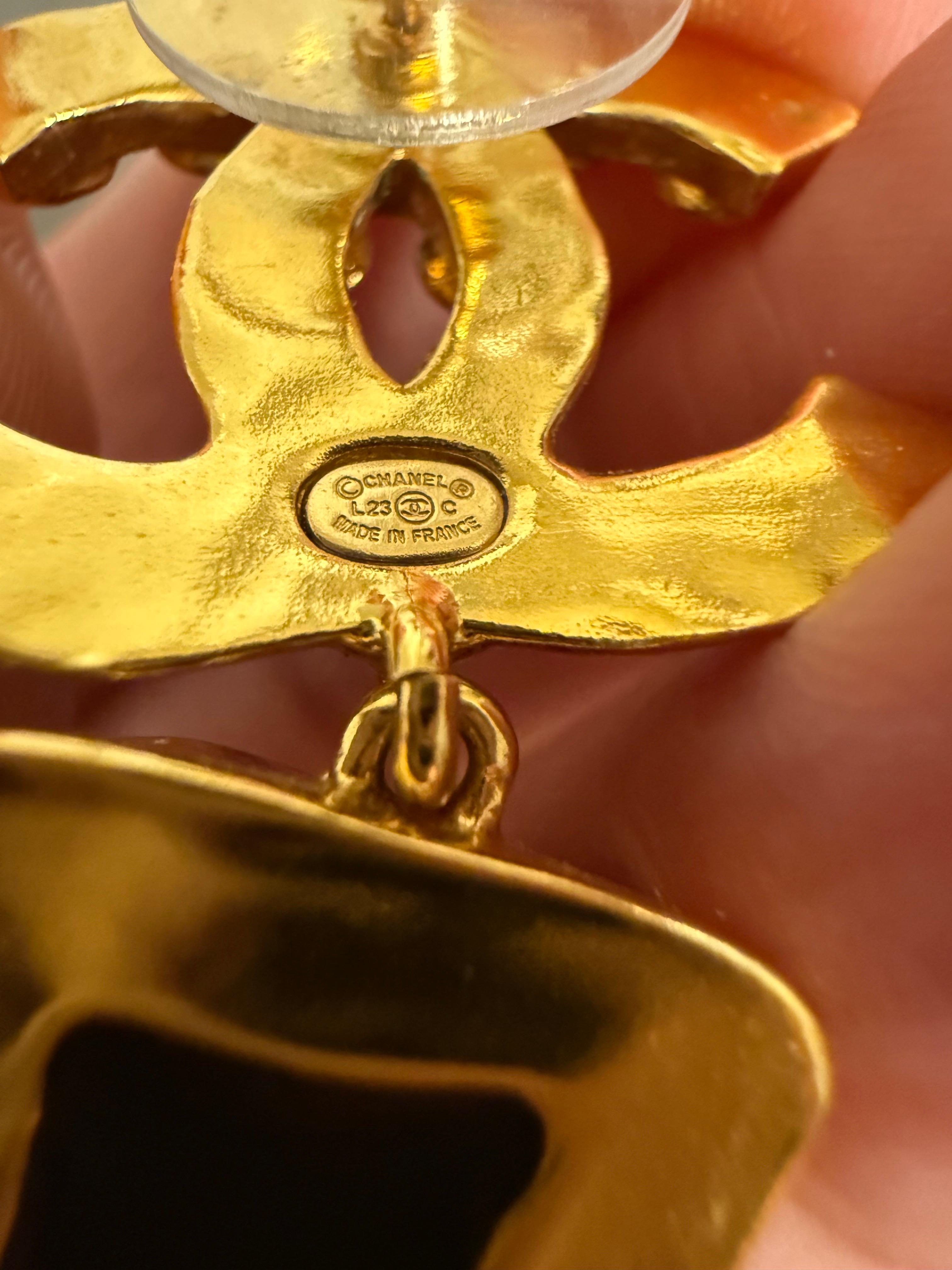 Orecchini a pendente con perle smaltate nere e cristalli d'oro Chanel in vendita 5