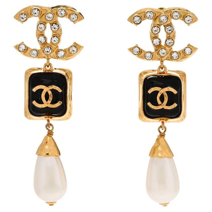 Orecchini a pendente con perle smaltate nere e cristalli d'oro Chanel