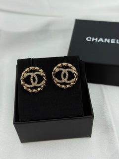 Orecchini a cerchio Chanel con cristalli d'oro CC