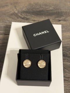 Orecchini a cerchio Chanel con cristalli d'oro CC