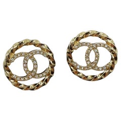 Orecchini a cerchio Chanel con cristalli d'oro CC