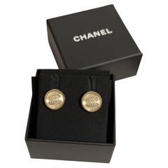 Orecchini a cerchio Chanel con cristalli d'oro CC