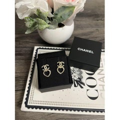 Orecchini a pendente con cuore CC di Chanel in cristallo d'oro