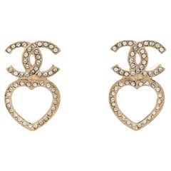 Orecchini a pendente con cuore CC di Chanel in cristallo d'oro