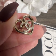 Orecchini CHANEL a forma di cuore con cristalli dorati CC