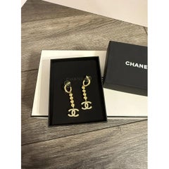 Chanel Orecchini a goccia lunghi con cuore in cristallo d'oro CC