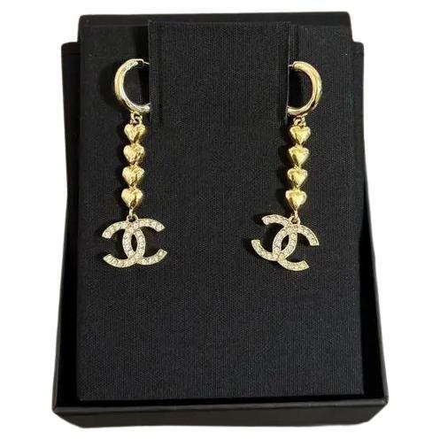 CHANEL Gold Crystal CC Heart Hoop Long Drop Ohrringe