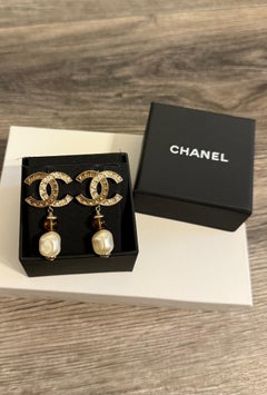 Orecchini Chanel con cristalli d'oro, perle e perle arancioni