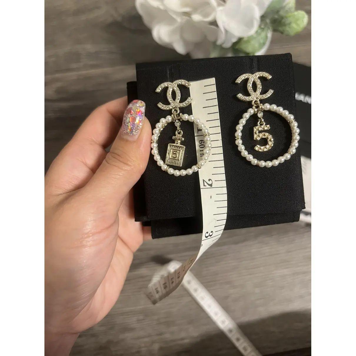 Orecchini Chanel con cristalli d'oro e perle CC in vendita 1