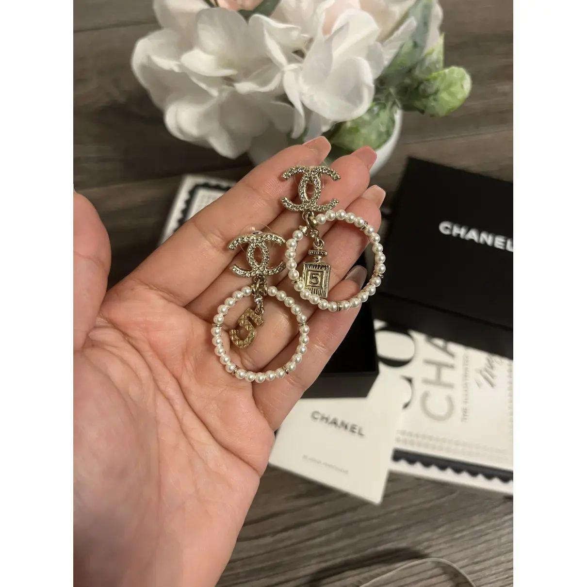Orecchini Chanel con cristalli d'oro e perle CC in vendita 3