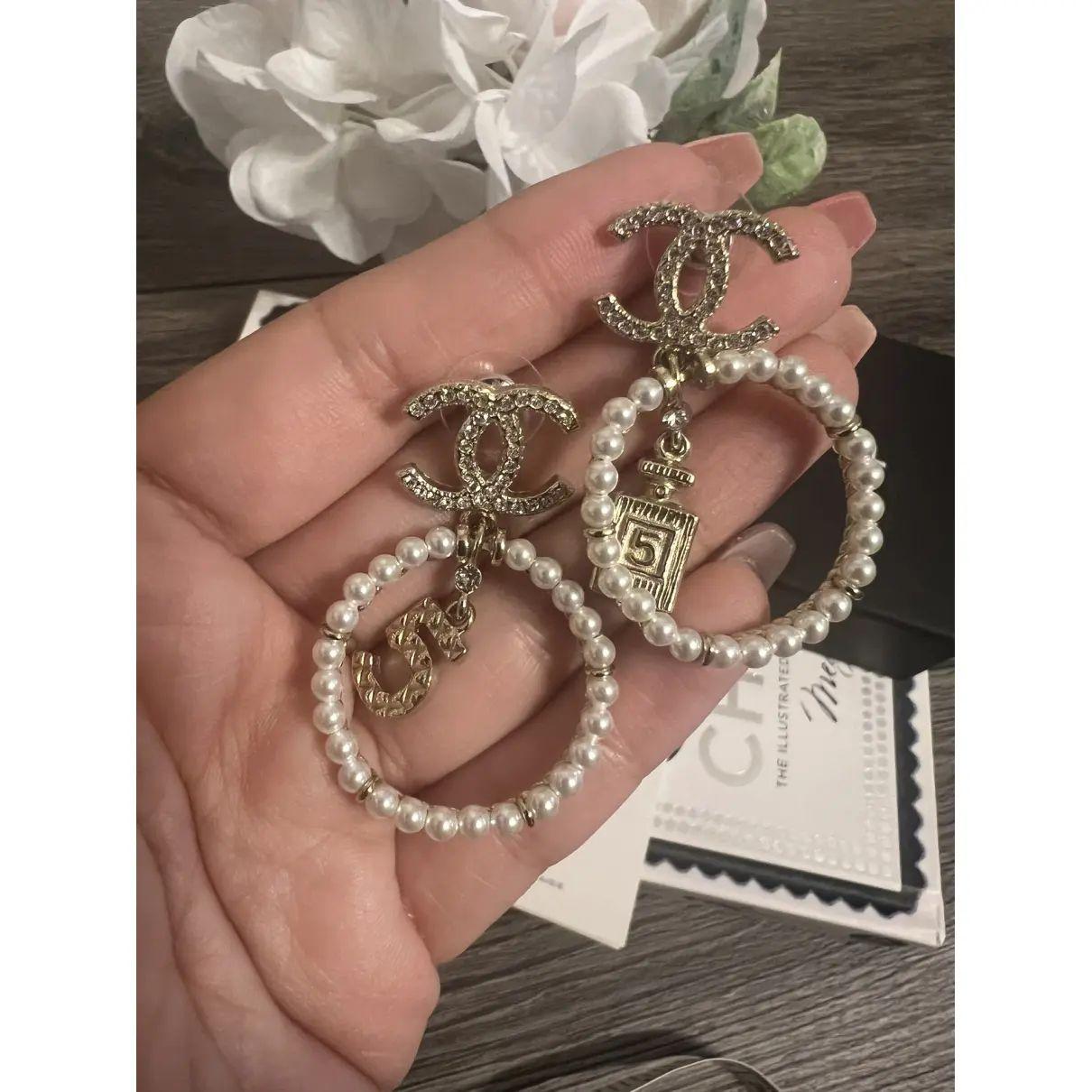 Orecchini Chanel con cristalli d'oro e perle CC in vendita 4
