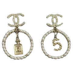 Orecchini Chanel con cristalli d
oro e perle CC