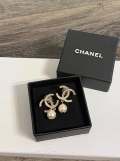 CHANEL - Boucles d'oreilles à pince avec perles en cristal CC et or