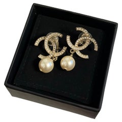 CHANEL - Boucles d'oreilles à pince avec perles en cristal CC et or