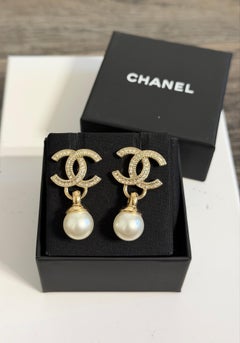CHANEL Gold-Kristall-CC-Perlen-Ohrringe