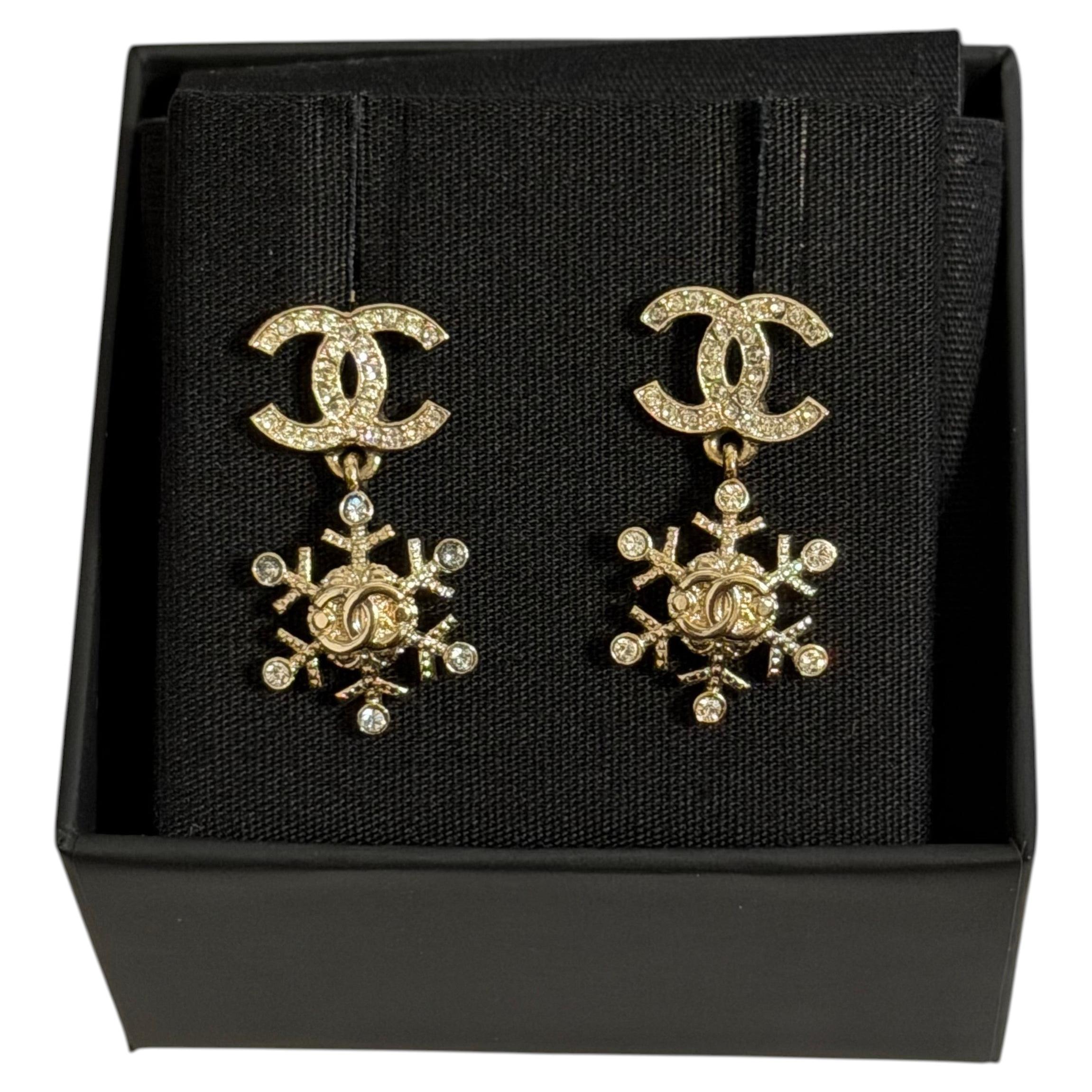Boucles d'oreilles pendantes Chanel « CC Snowflake » en cristal doré en vente