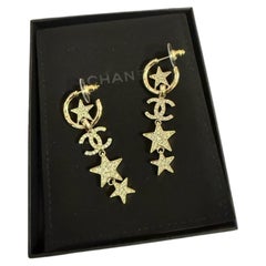 Boucles d'oreilles pendantes CHANEL « Gold Crystal CC Star »