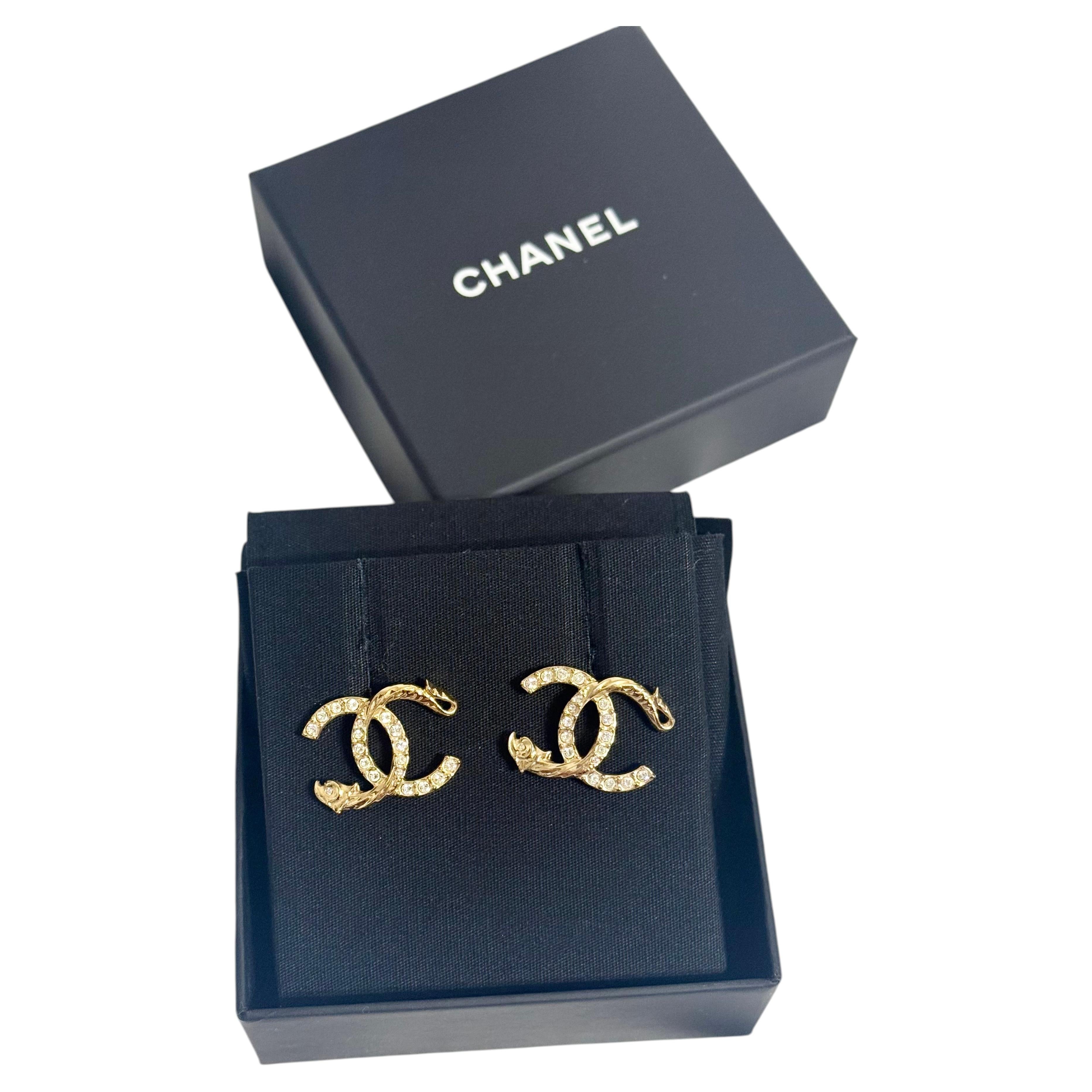 Chanel Ohrstecker mit goldenen Kristallen und CC-Motiv