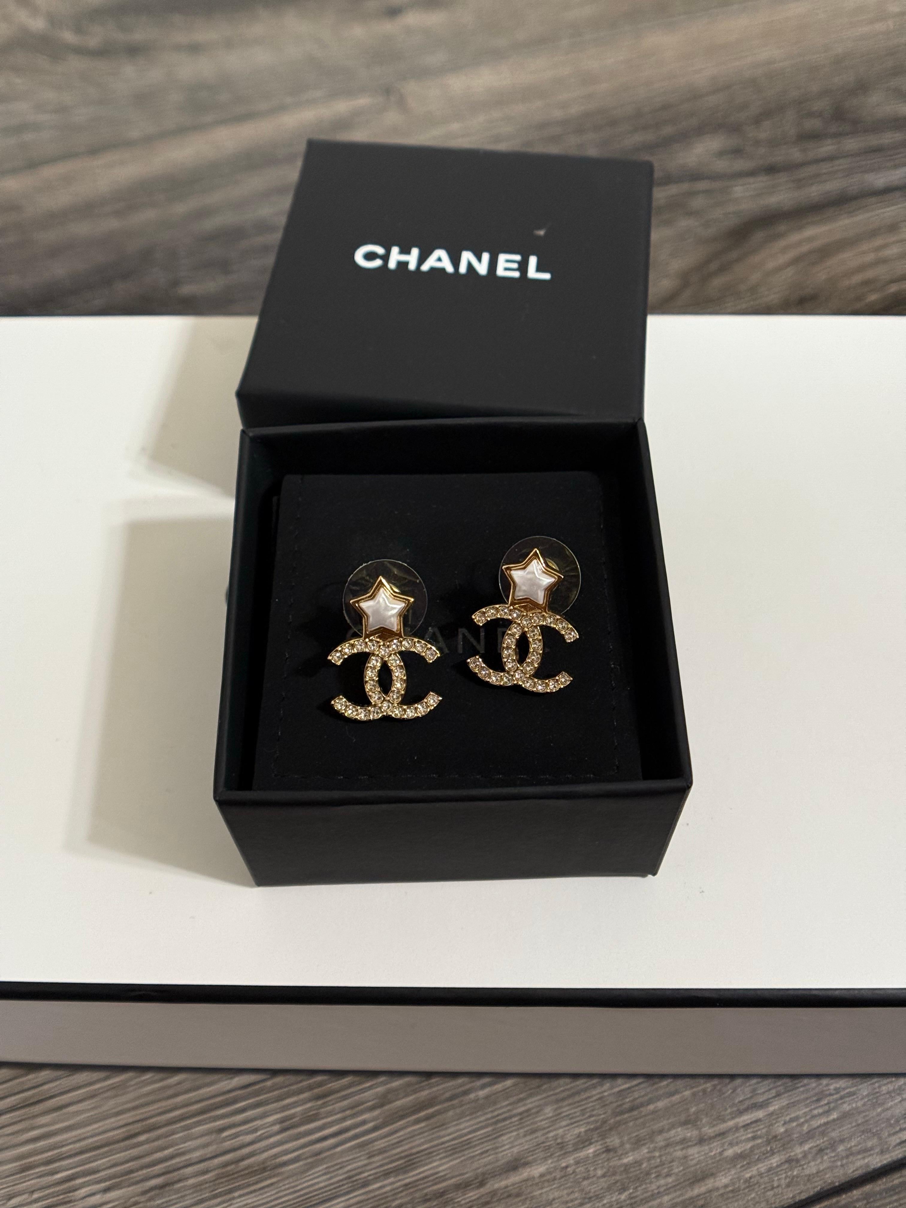 Orecchini Chanel con cristalli d'oro e stelle bianche in vendita 6