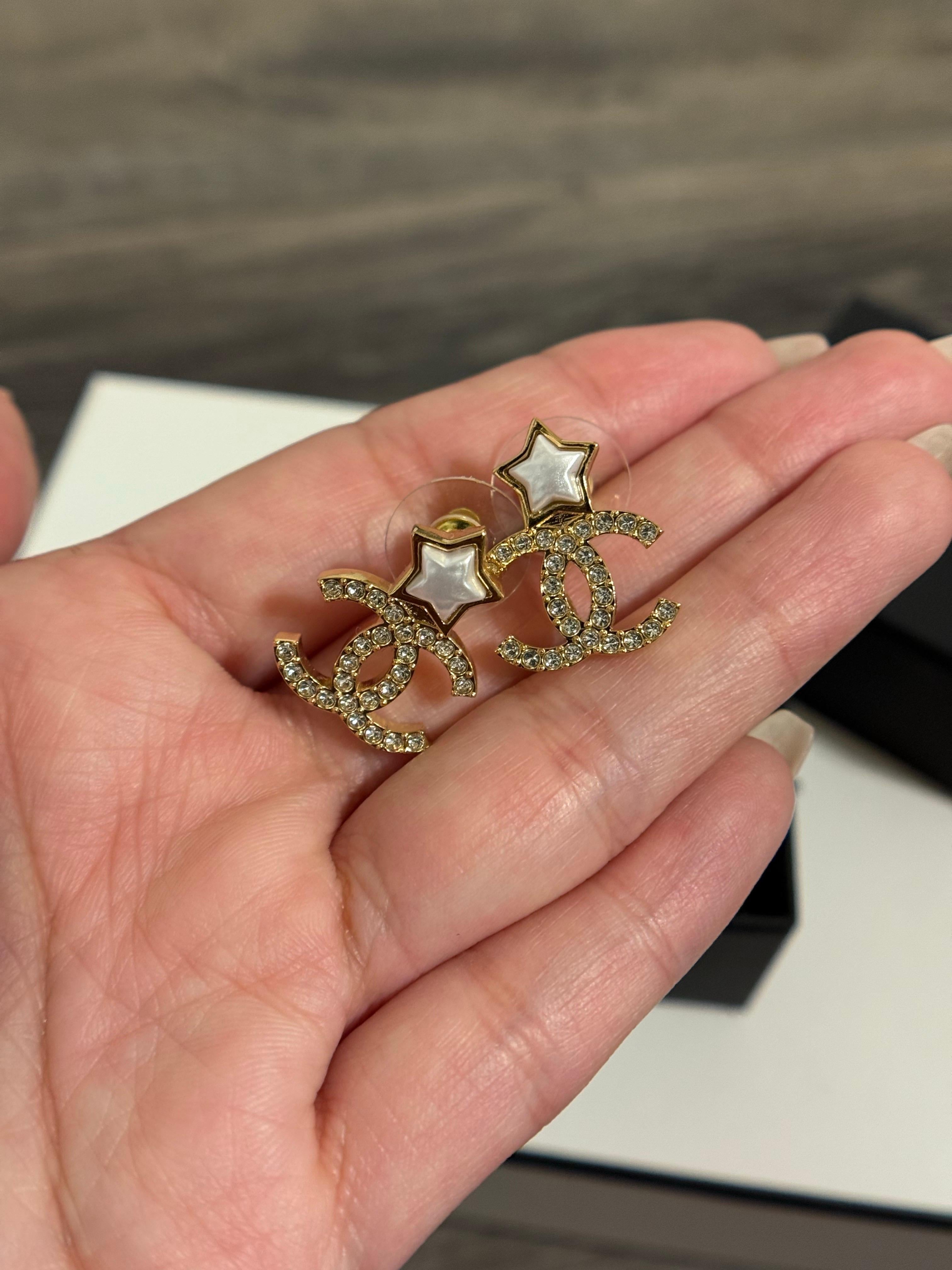Orecchini Chanel con cristalli d'oro e stelle bianche In condizioni buone in vendita a Bellevue, WA