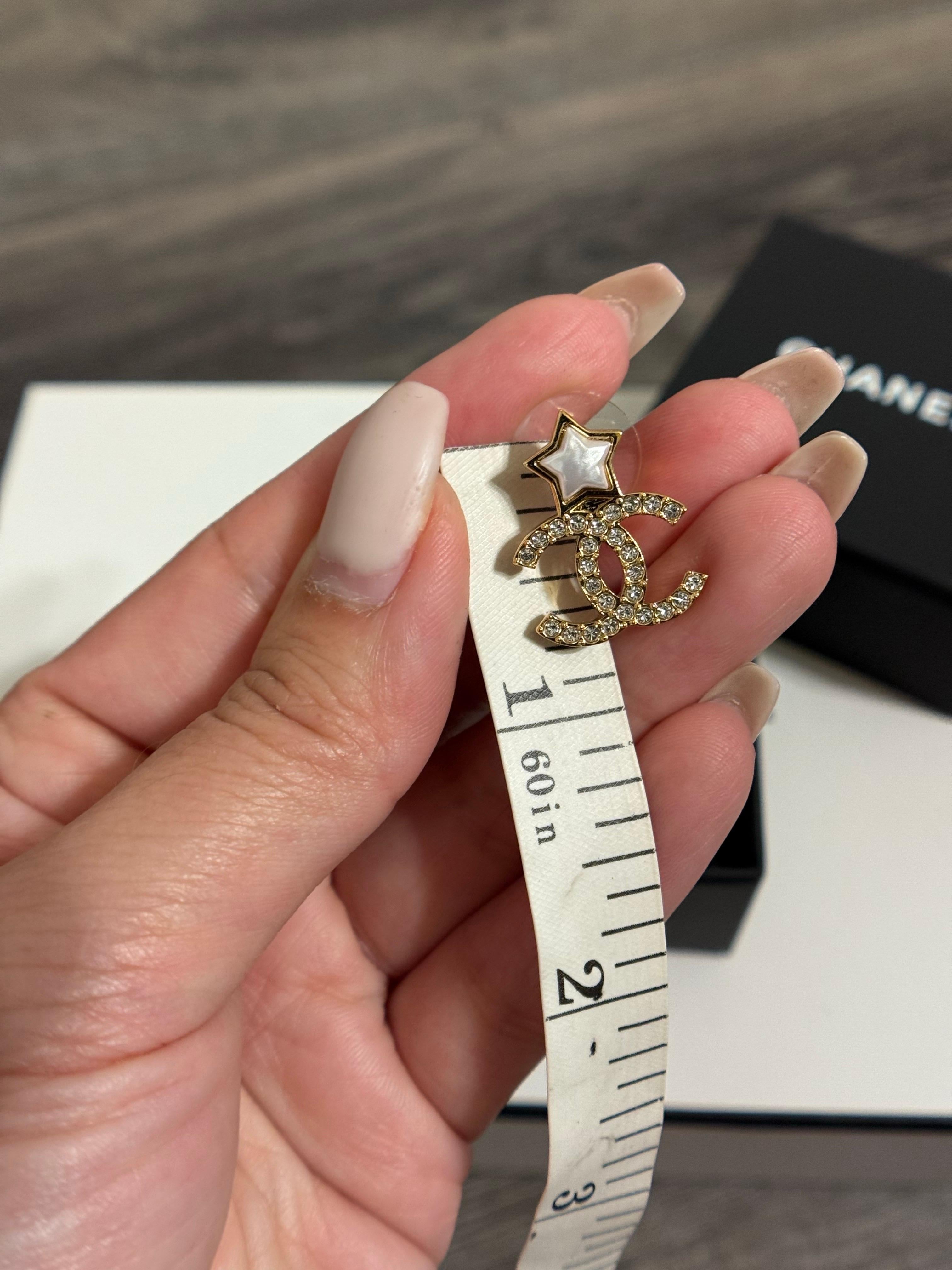 da uomo o donna Orecchini Chanel con cristalli d'oro e stelle bianche in vendita