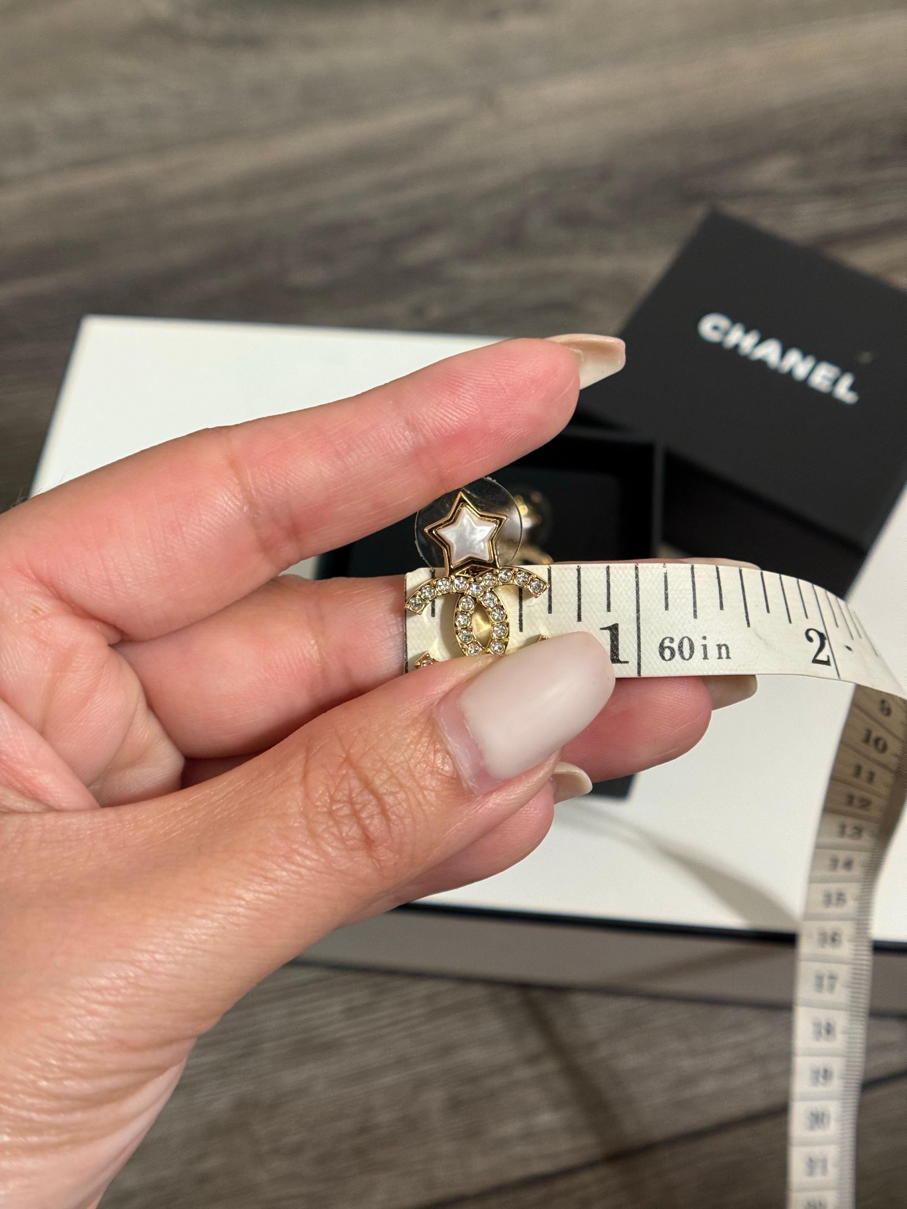 Orecchini Chanel con cristalli d'oro e stelle bianche in vendita 1