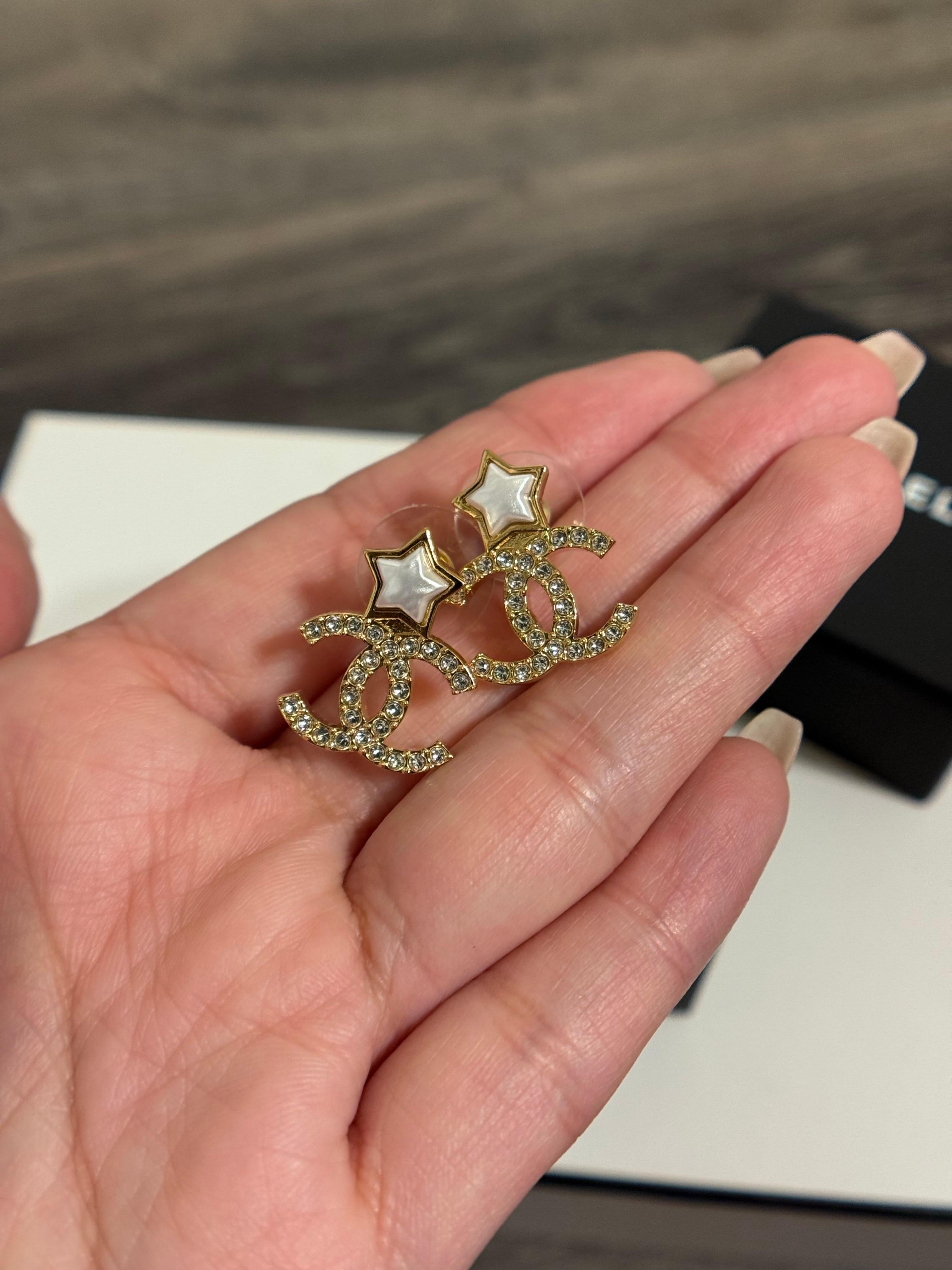 Orecchini Chanel con cristalli d'oro e stelle bianche in vendita 3
