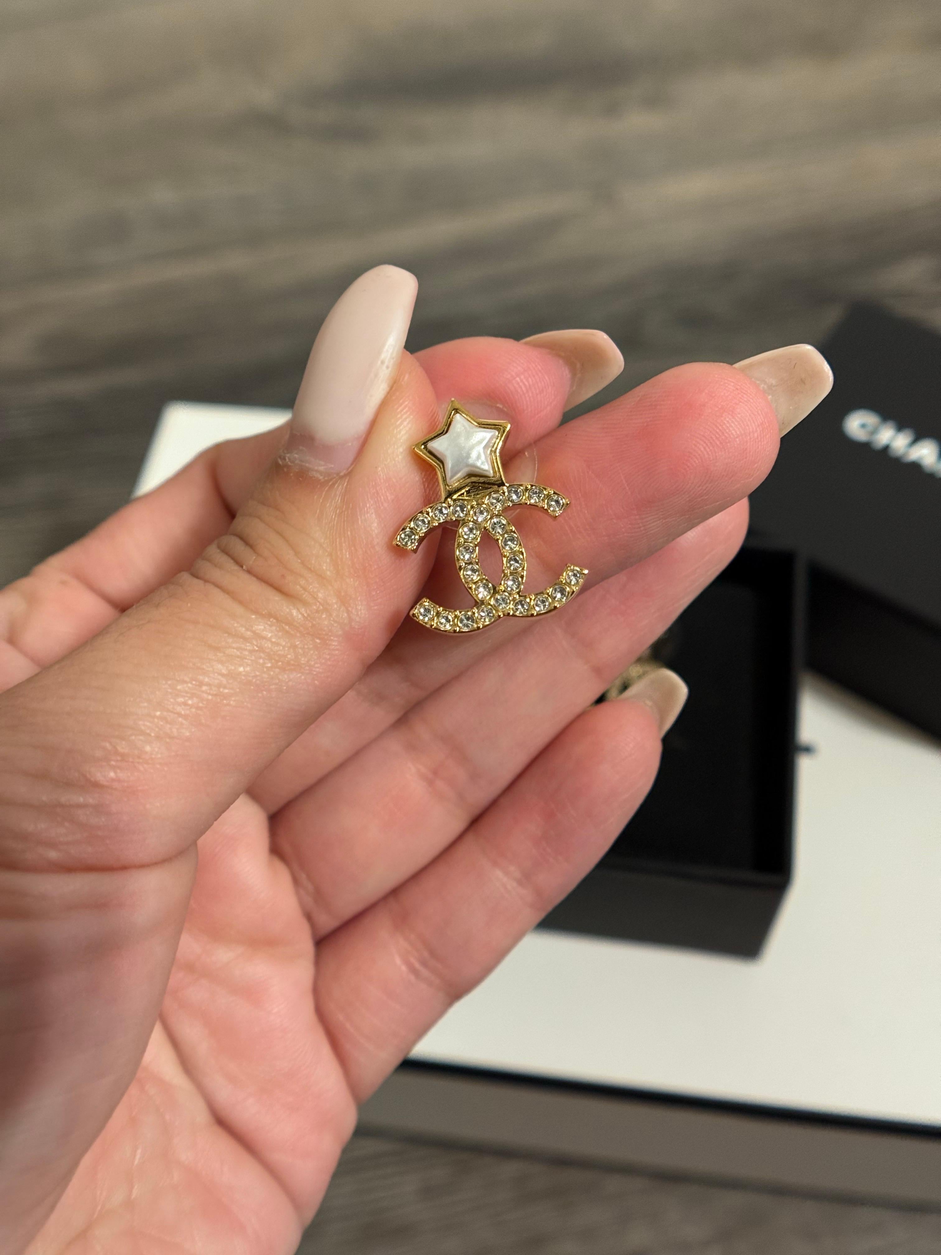 Orecchini Chanel con cristalli d'oro e stelle bianche in vendita 4