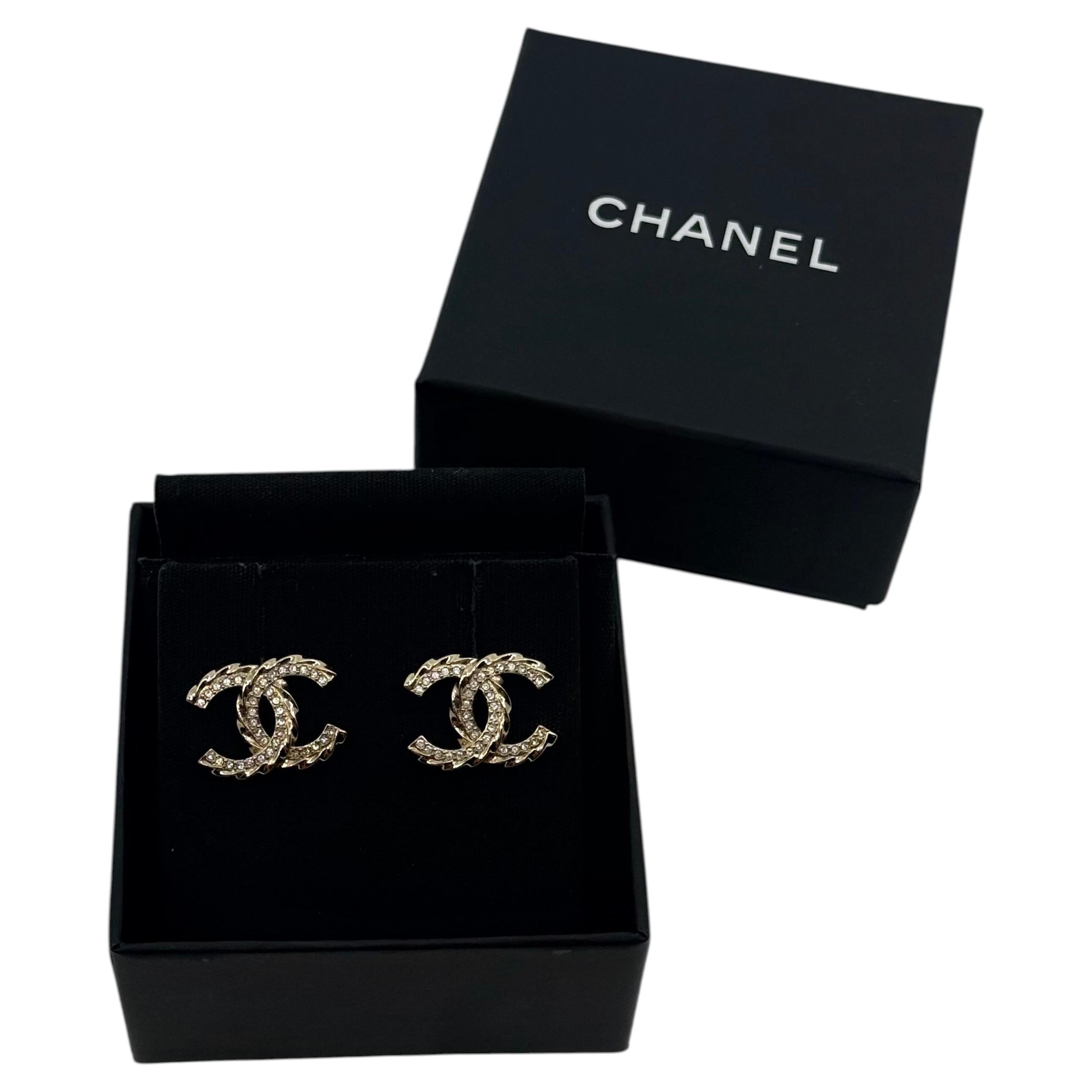 CHANEL - Boucles d'oreilles CC en or et cristal en vente